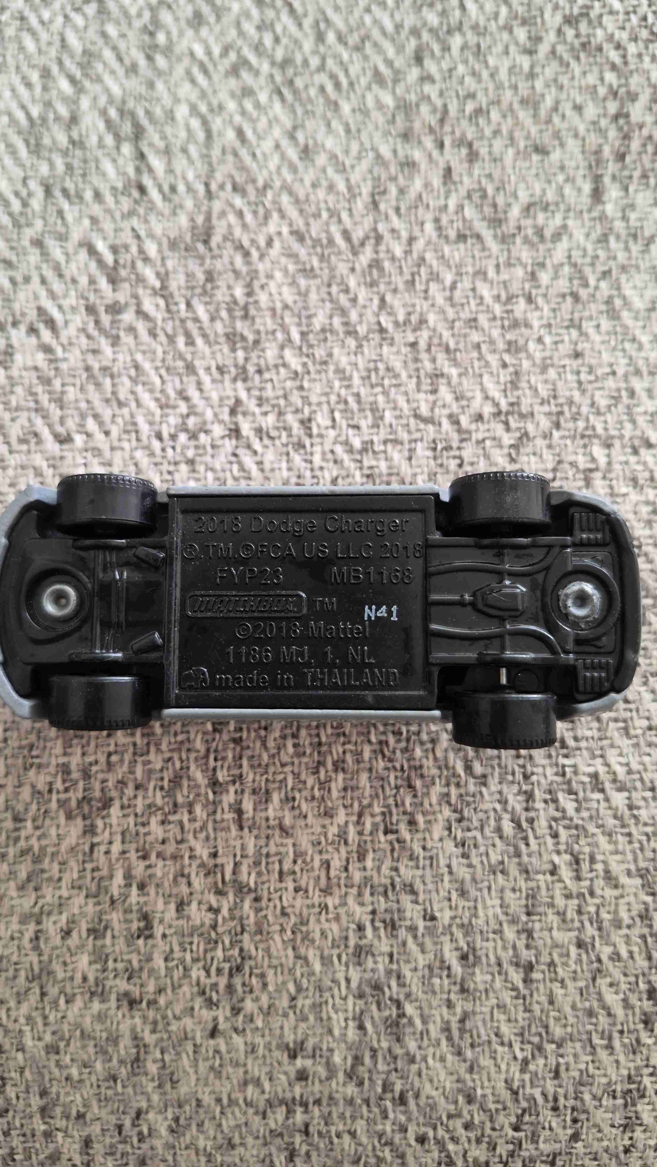 Auto a escala gris metálico - miniatura 2