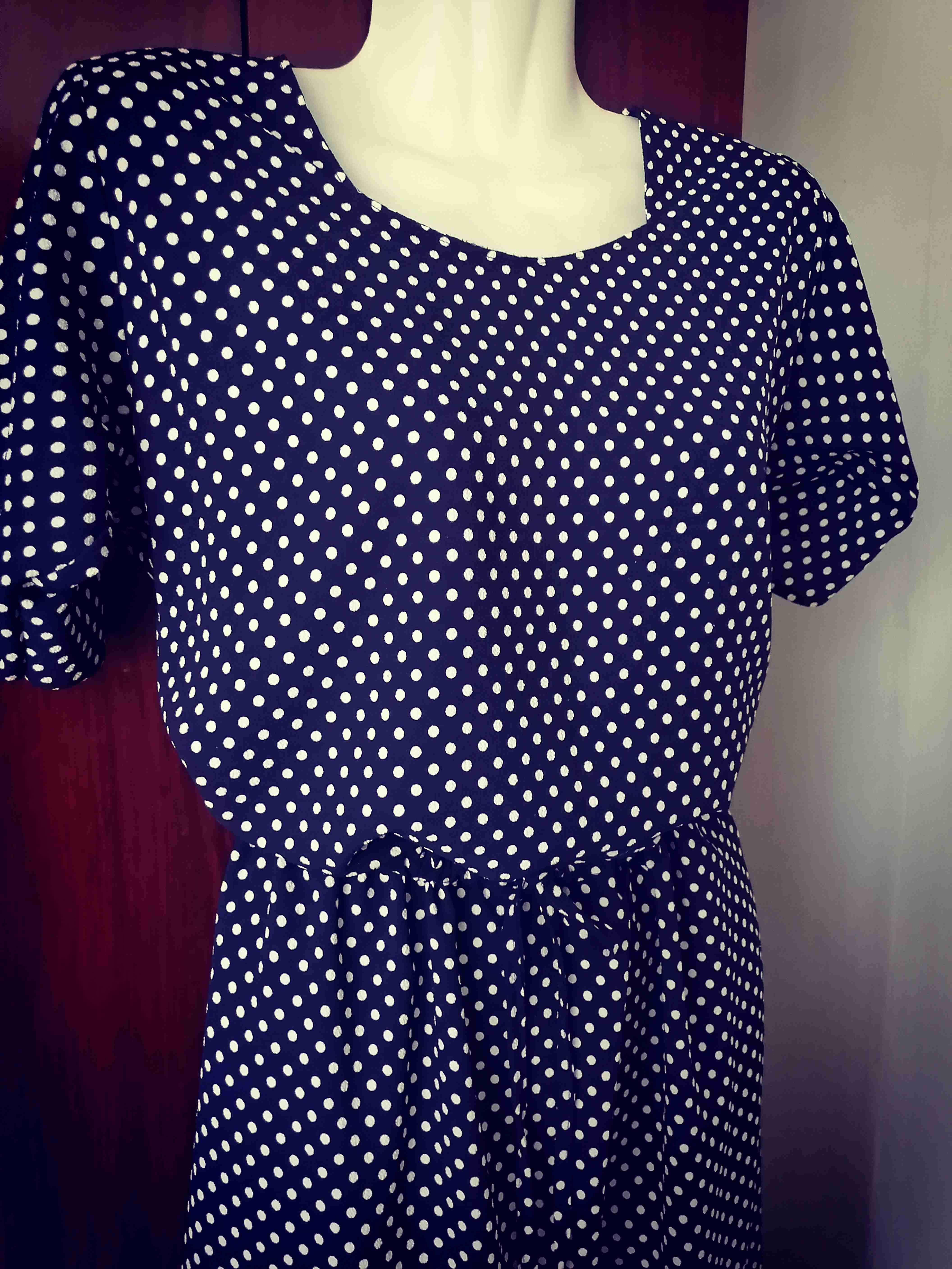 Vestido azul de lunares