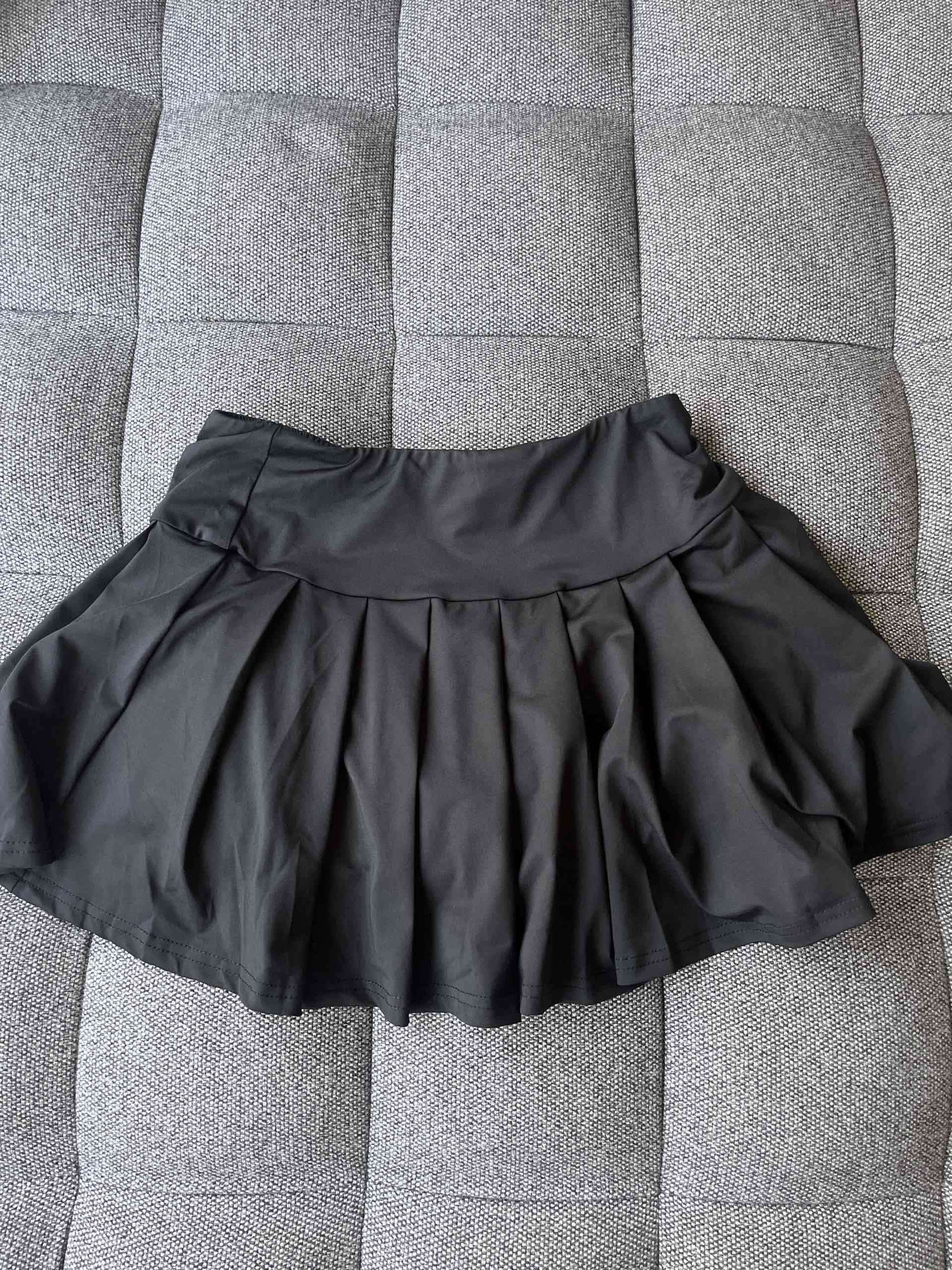 Falda negra acampanada