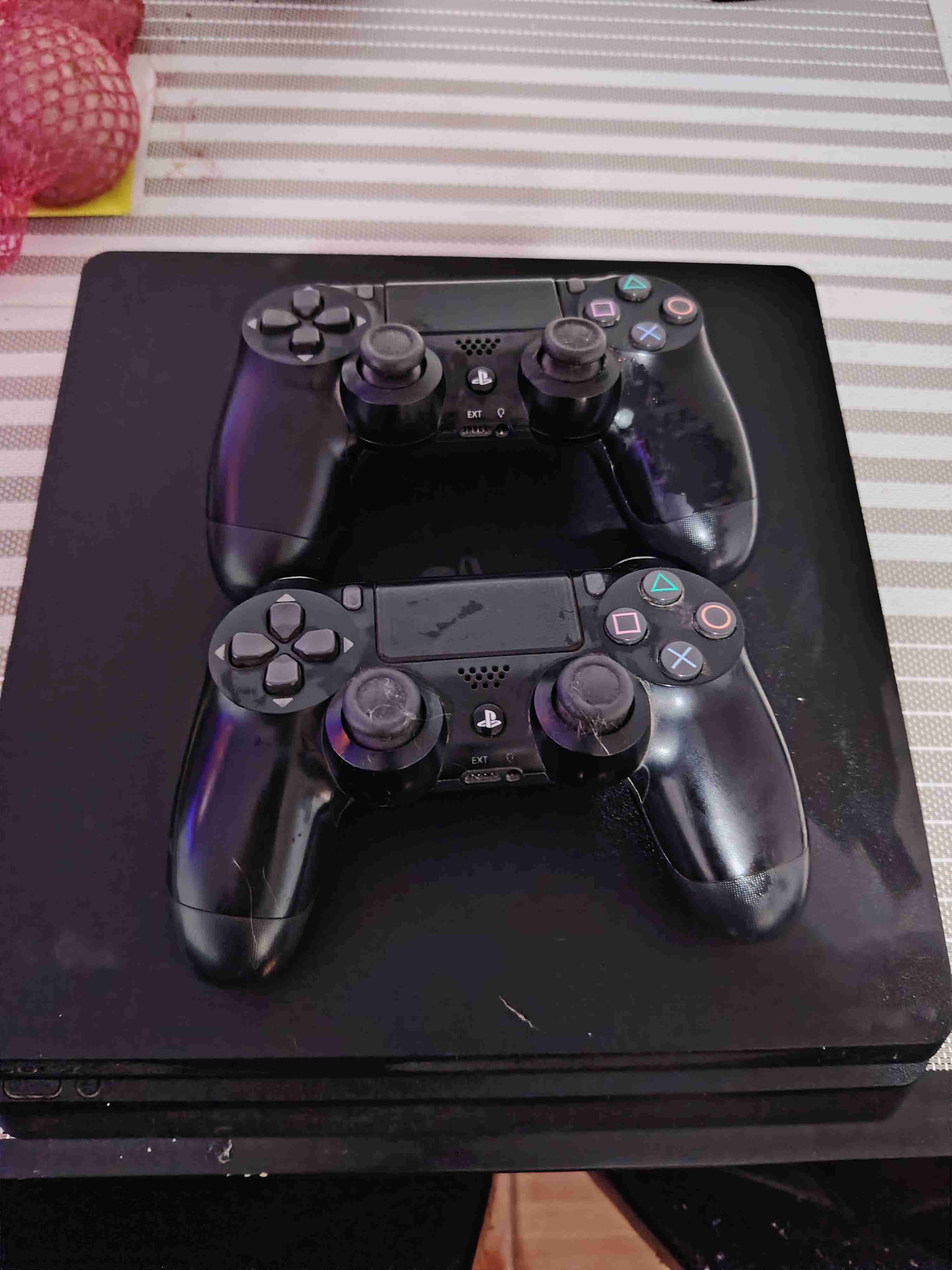 Consola PS4 con dos controles