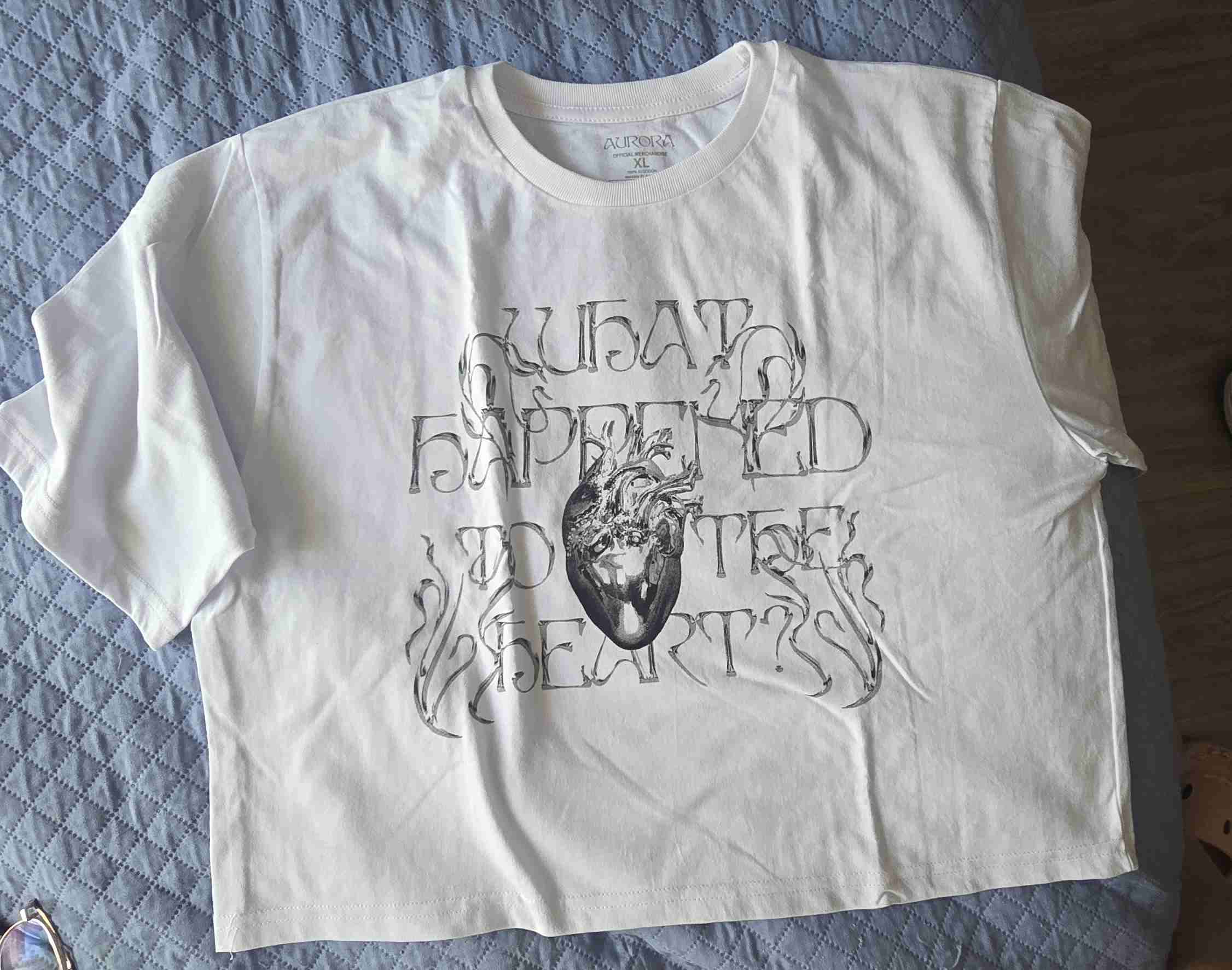 Polera tour Aurora "what happened to earth"?