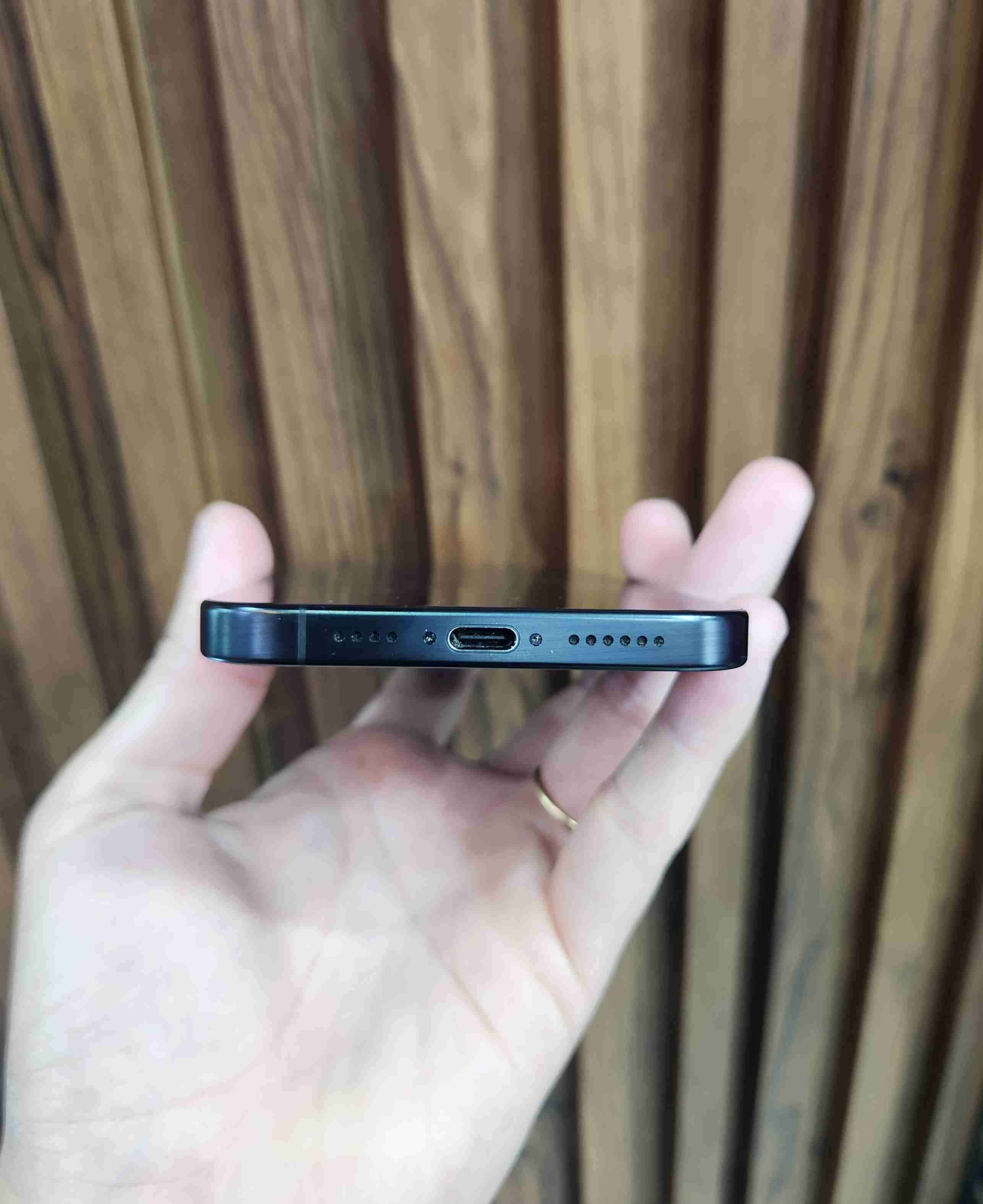 iPhone 16 Pro Max 99% Batería - miniatura 2