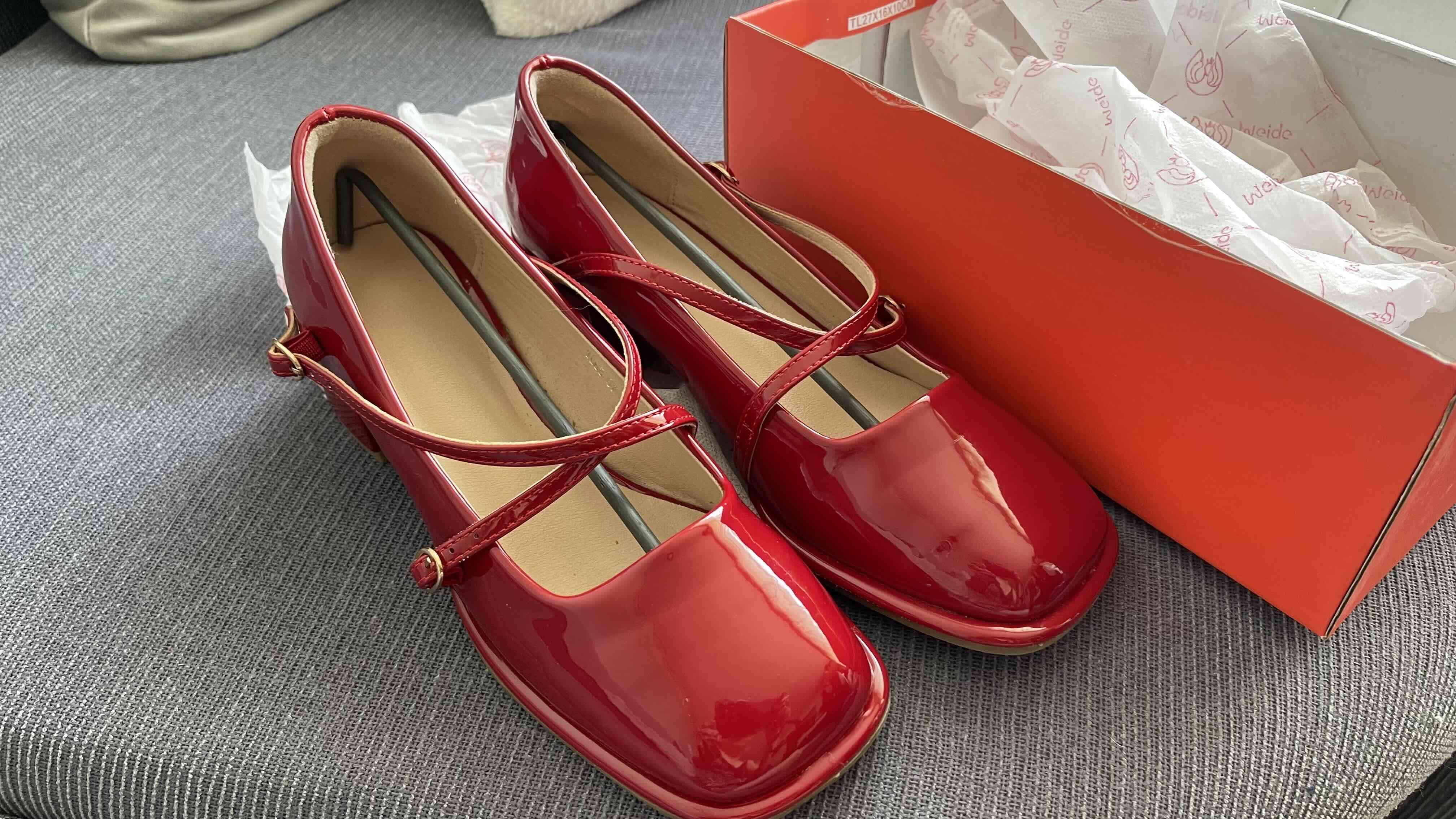 Zapatos de charol rojos nuevos