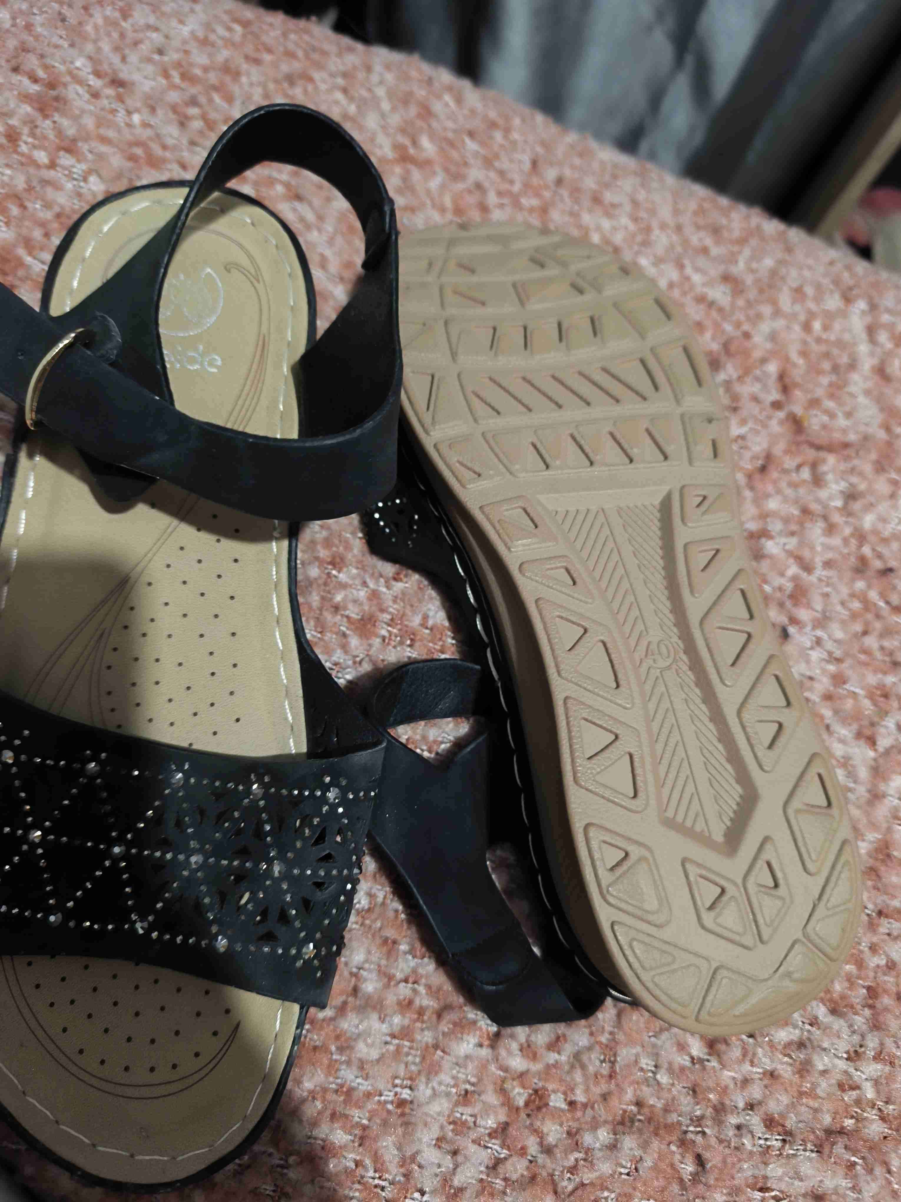 Sandalias planas negras detalladas - miniatura 2