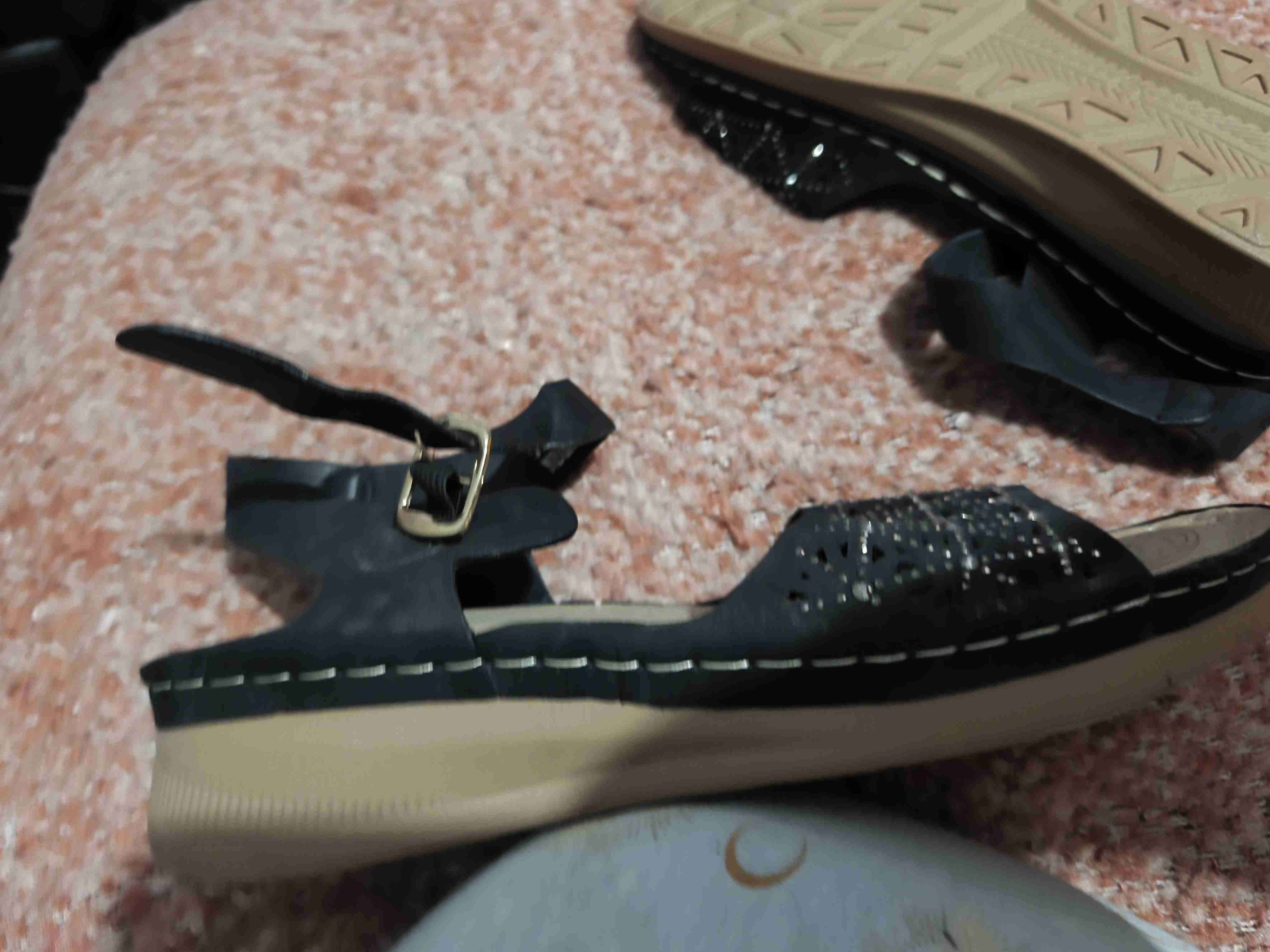 Sandalias planas negras detalladas - miniatura 3