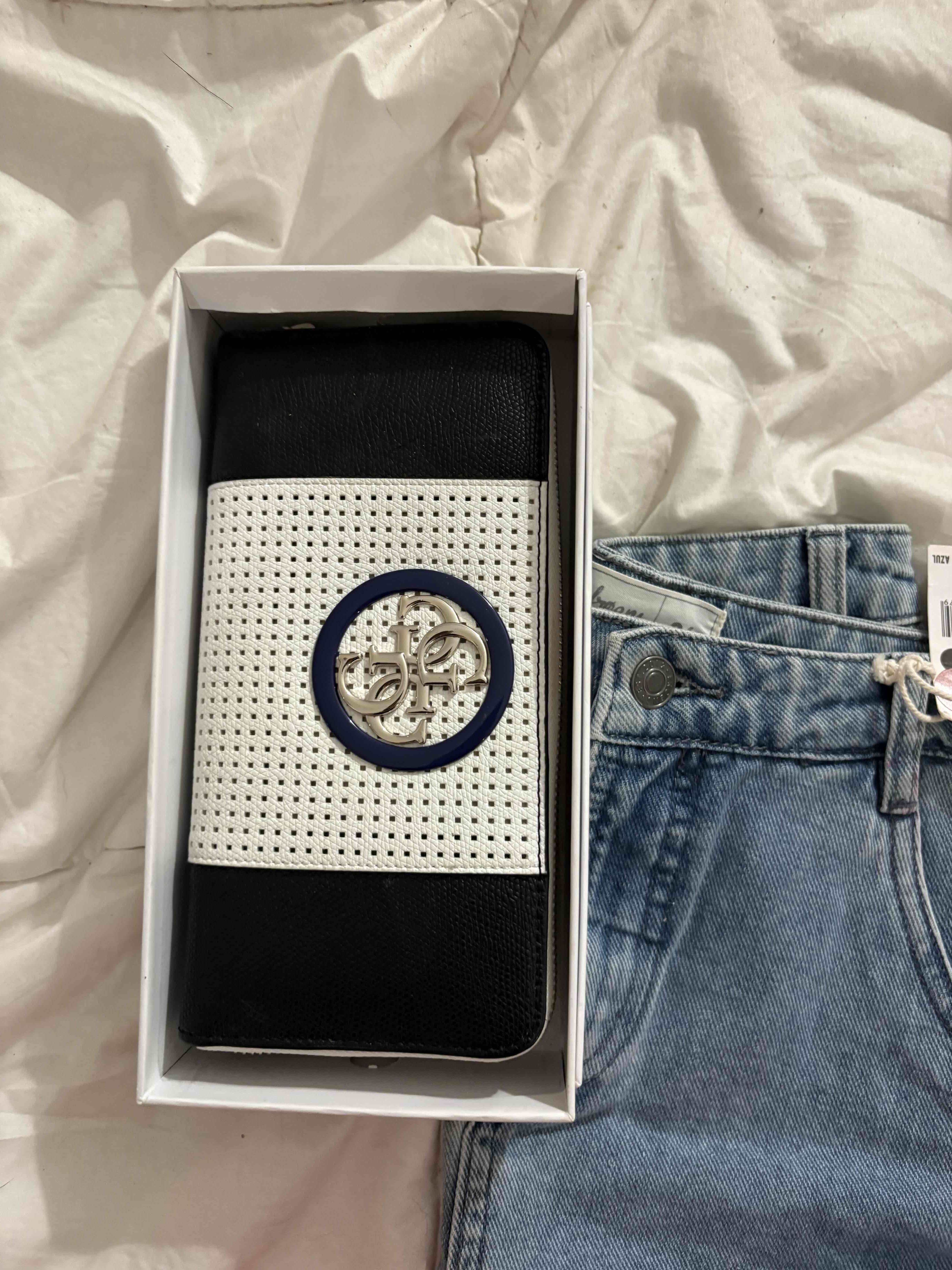 Cartera de mano marca guess