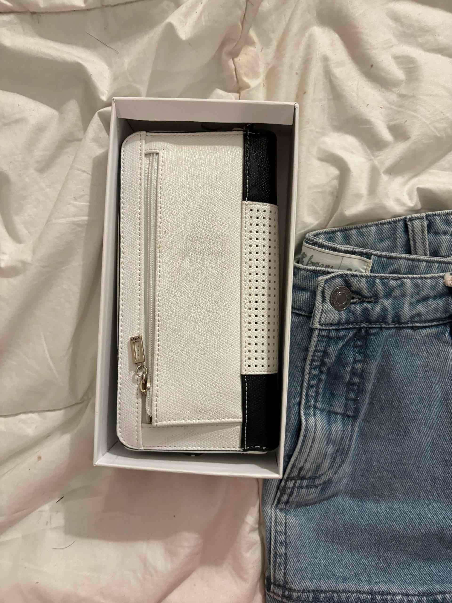 Cartera de mano marca guess - miniatura 2