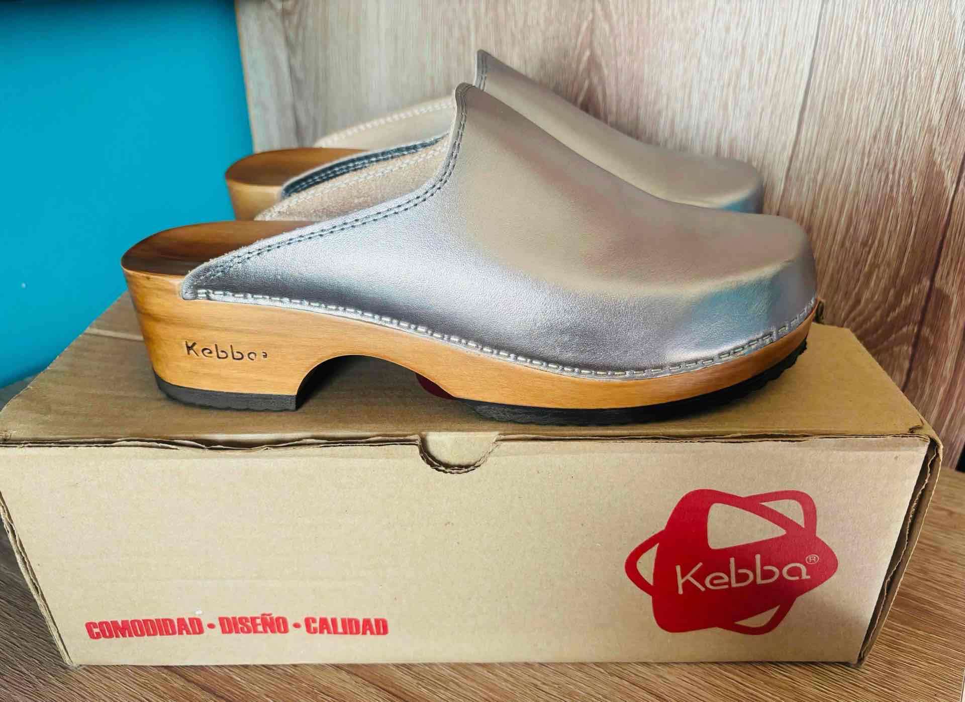 Zuecos Kebba plateados de madera