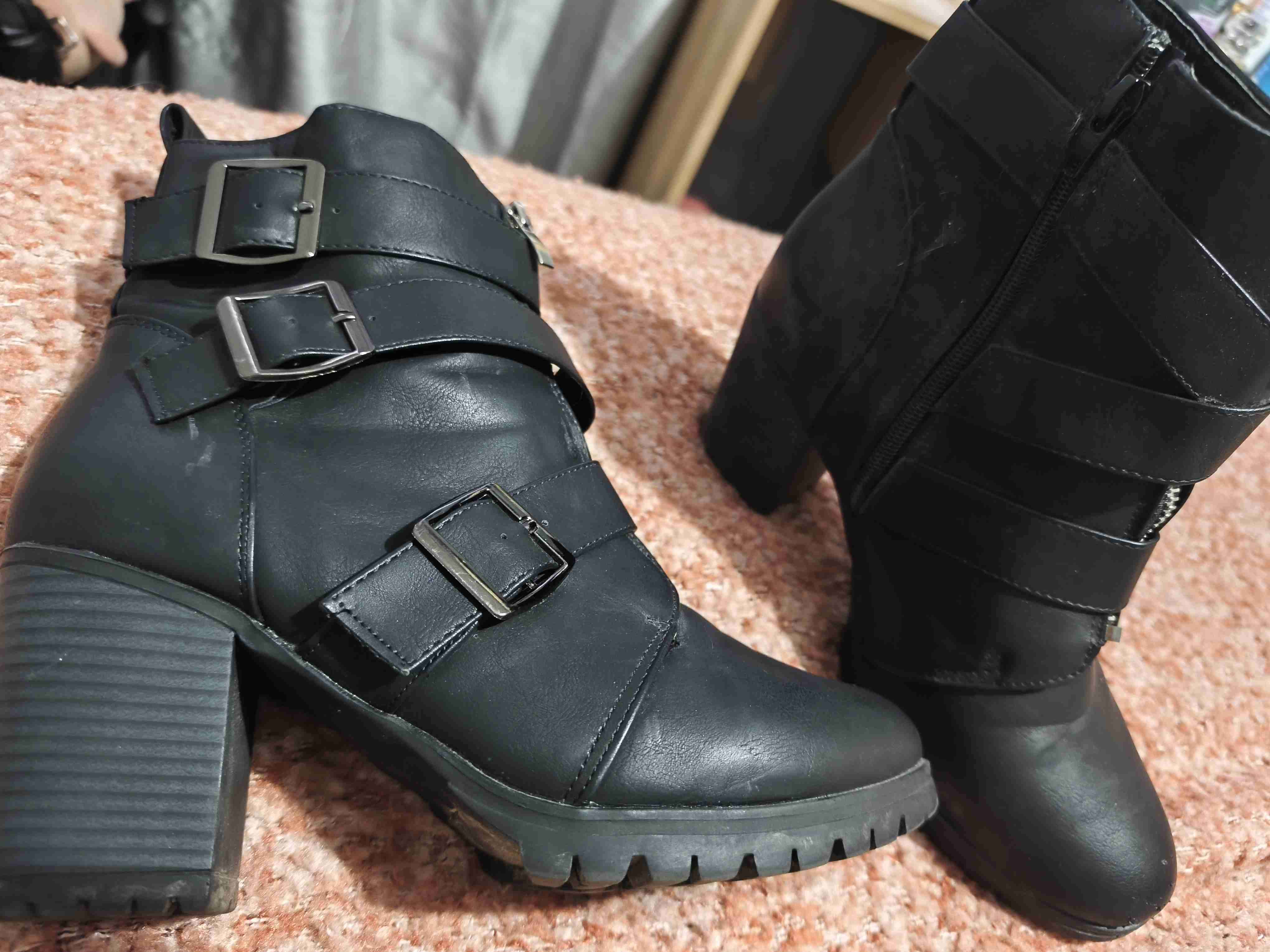 Botines de cuero negros con hebillas