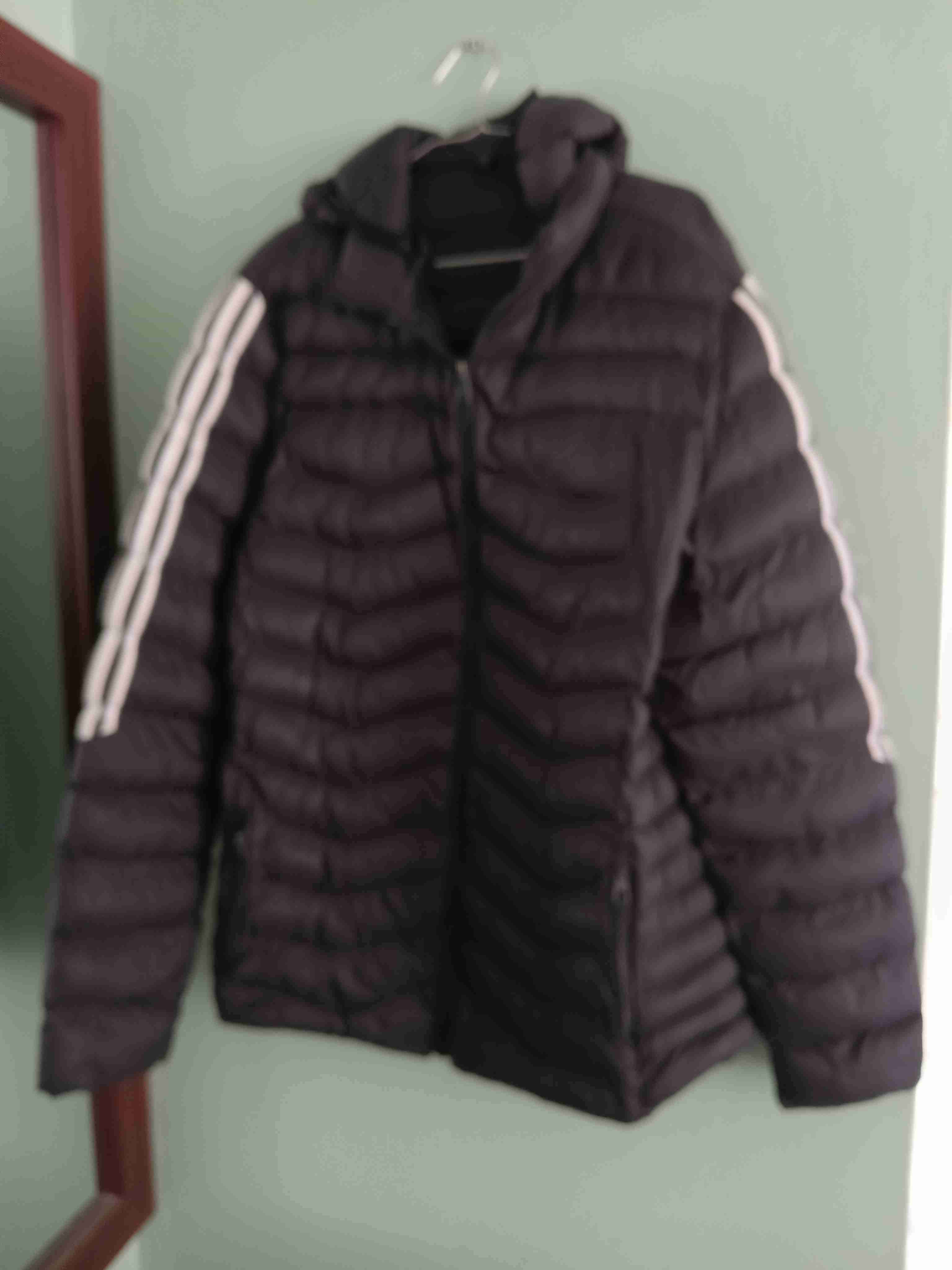 Chaqueta acolchada negra con capucha. - miniatura 2