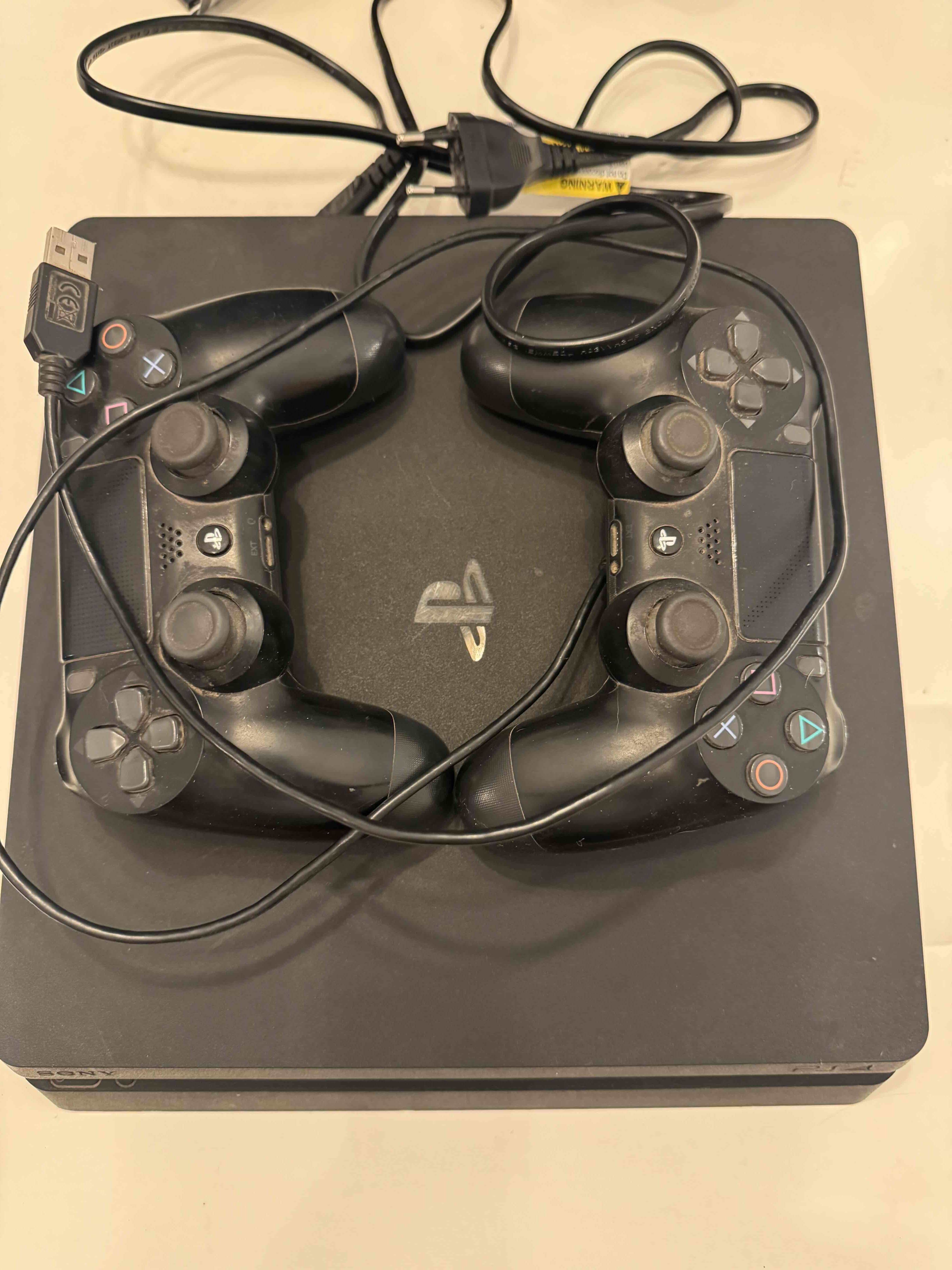 Consola PS4 con dos controles