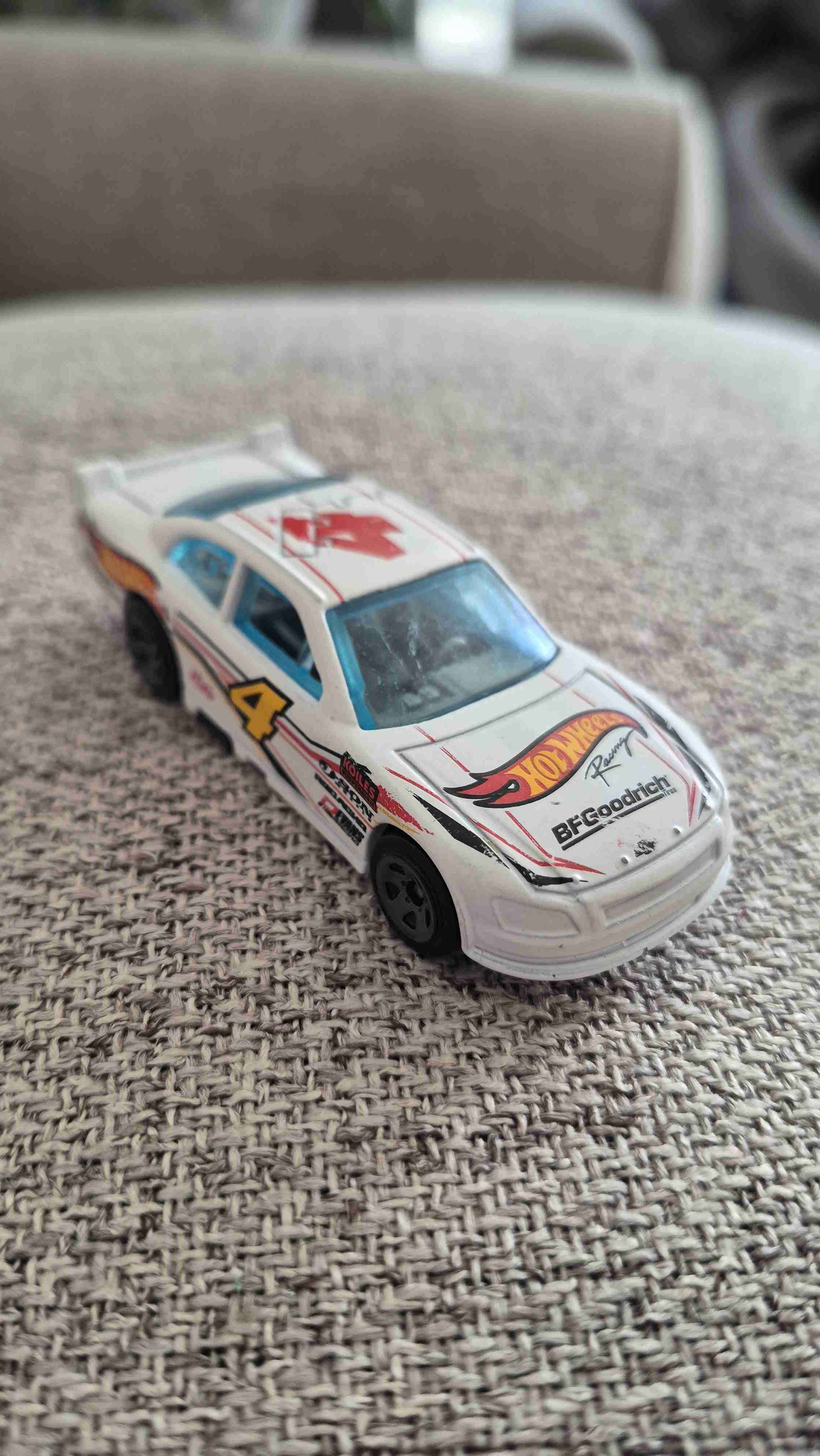 Auto Hot Wheels blanco - 1