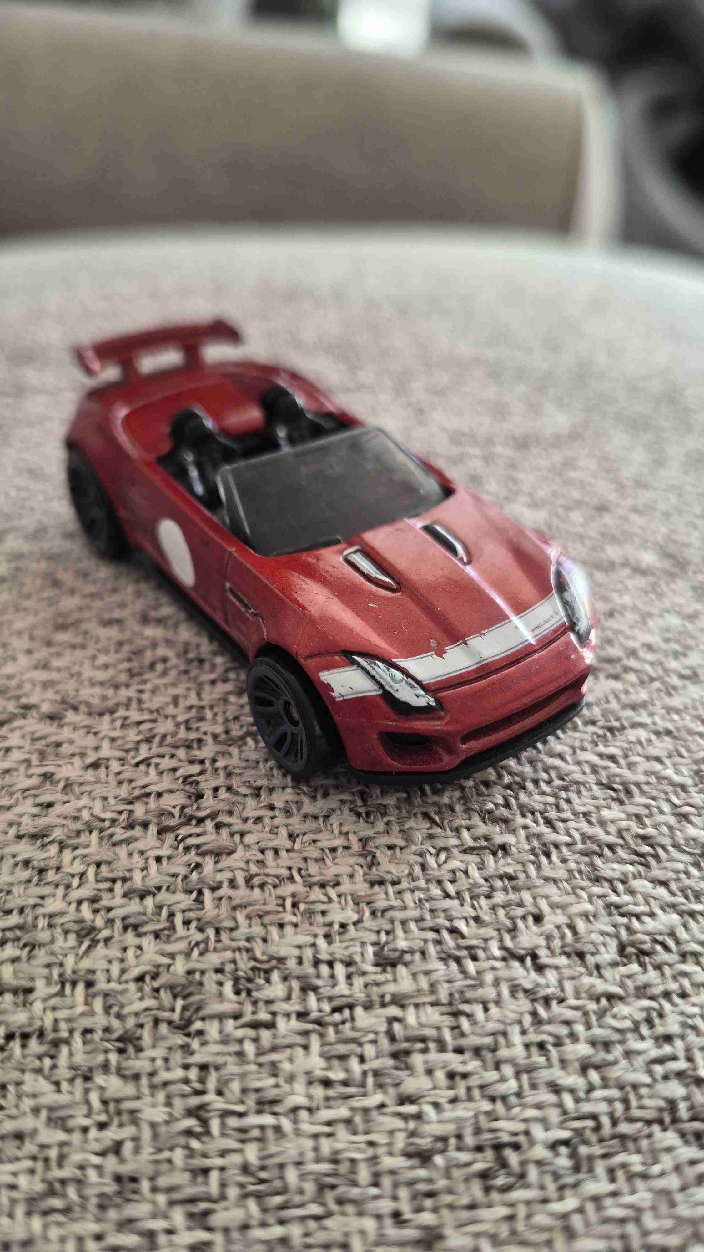 Auto de juguete rojo - 1