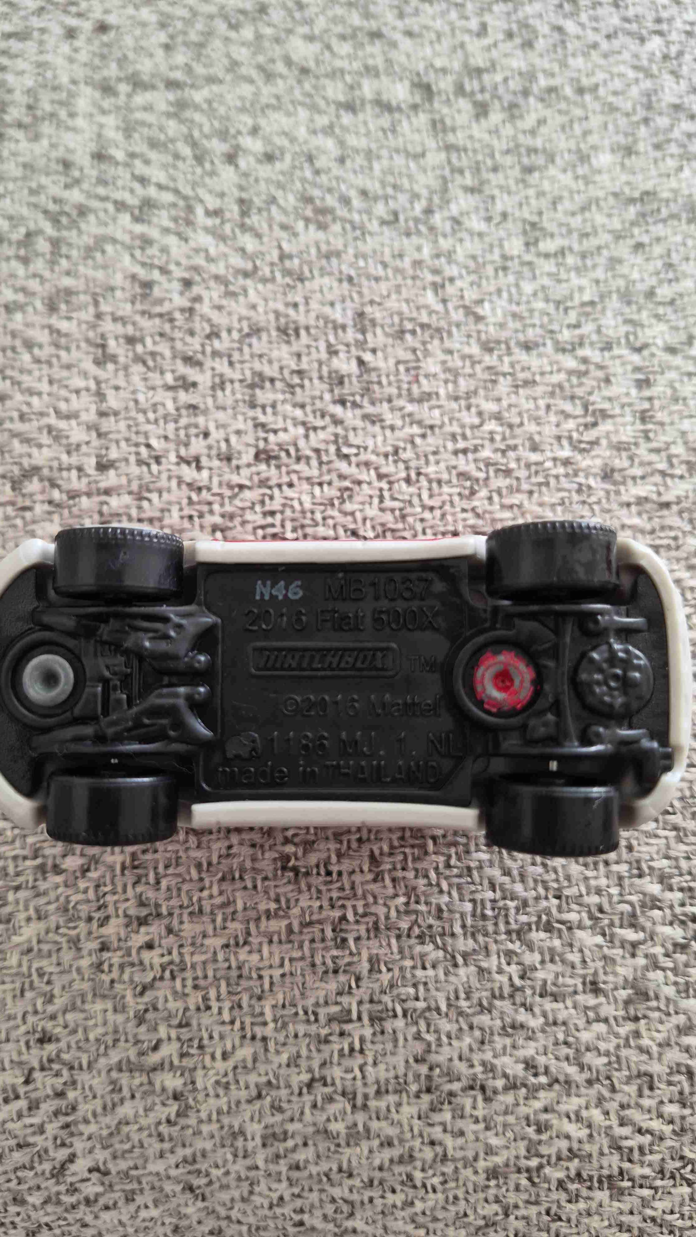 Auto de juguete rojo - miniatura 2