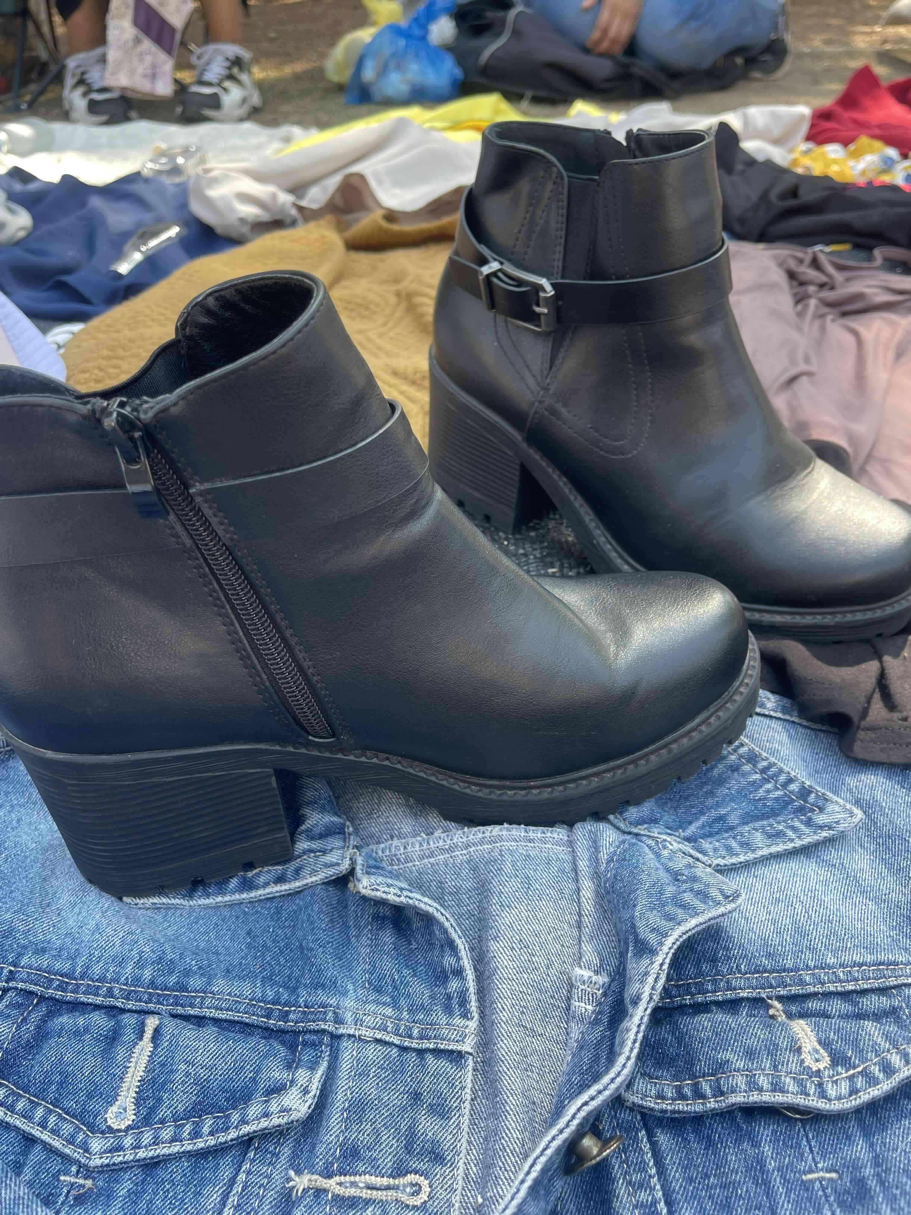 Botín negro con hebilla - miniatura 2