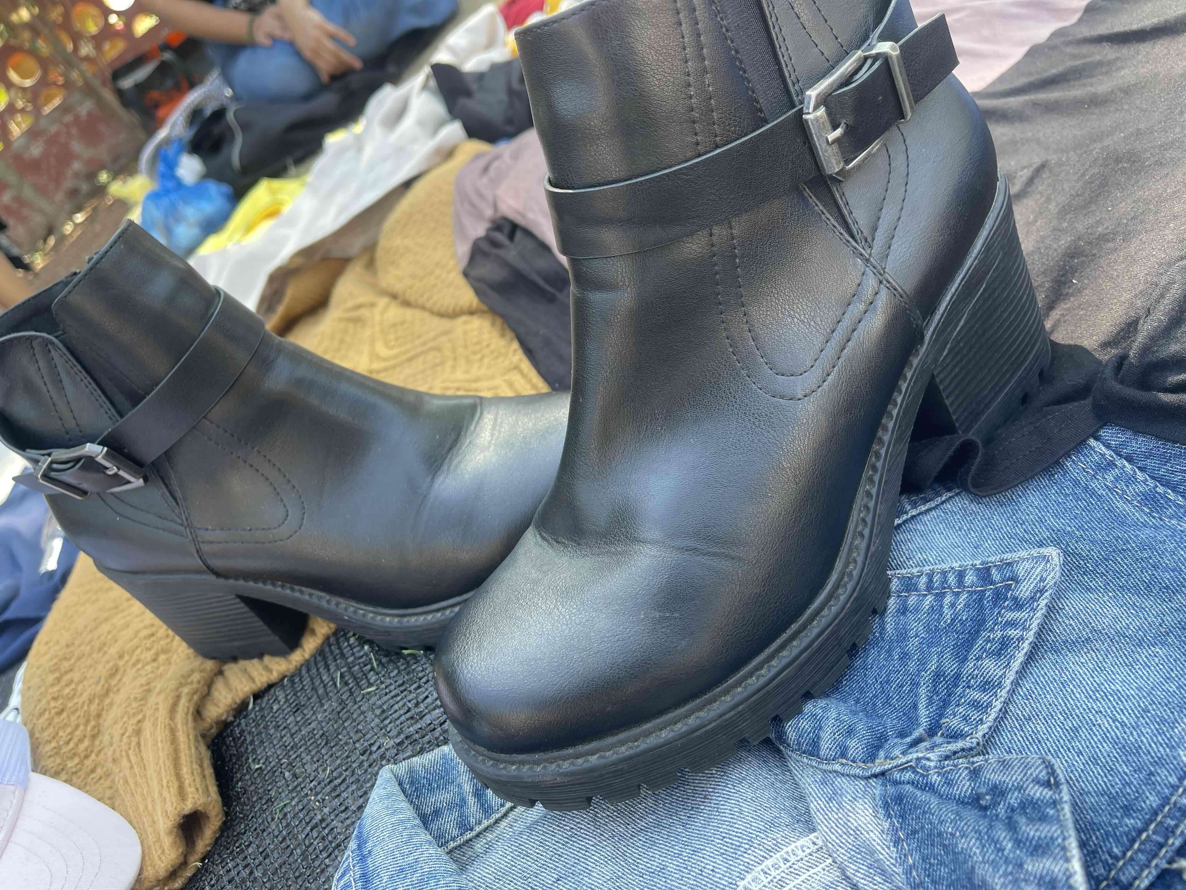 Botín negro con hebilla - miniatura 3