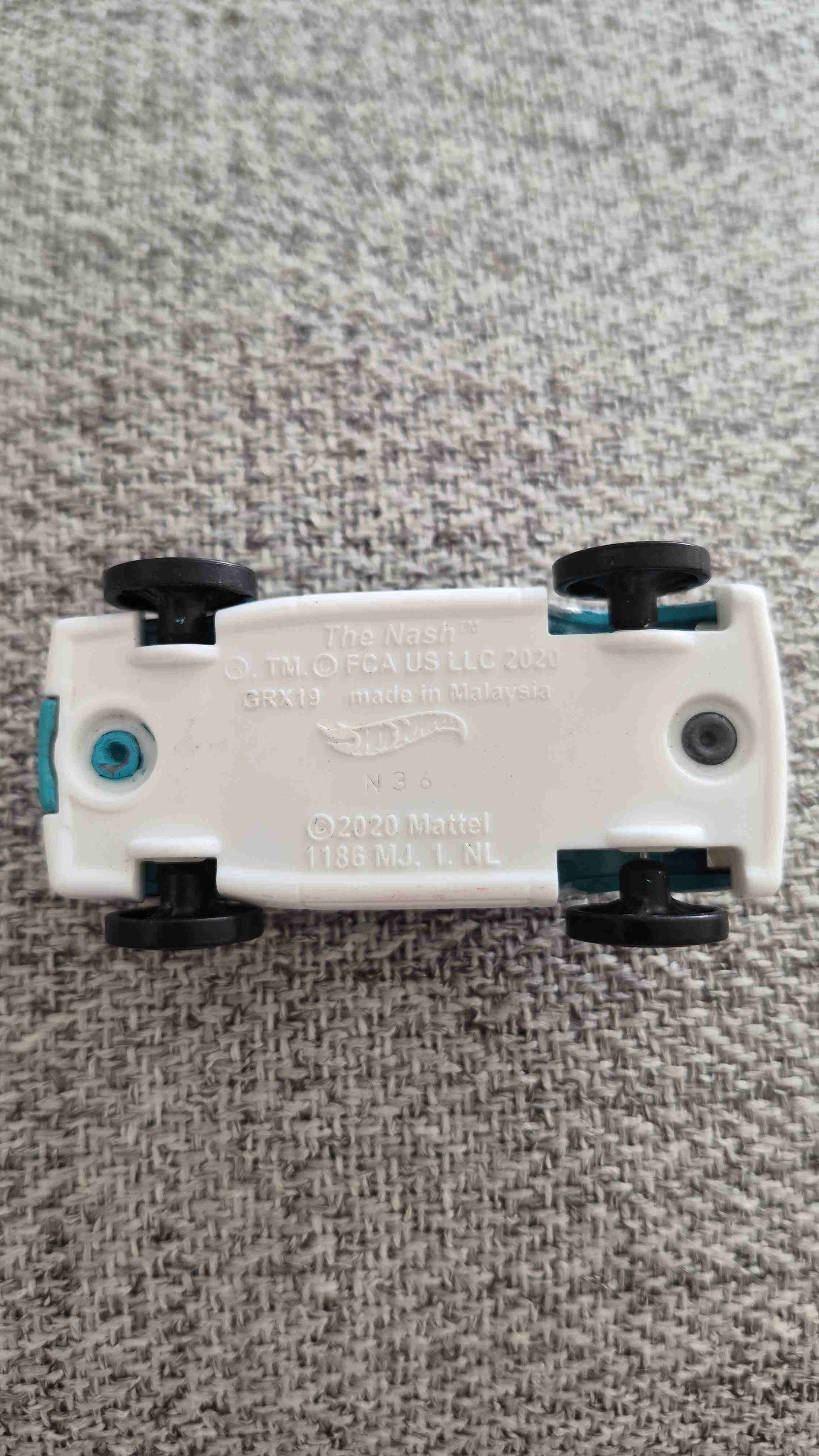 Auto de juguete azul metálico - miniatura 2