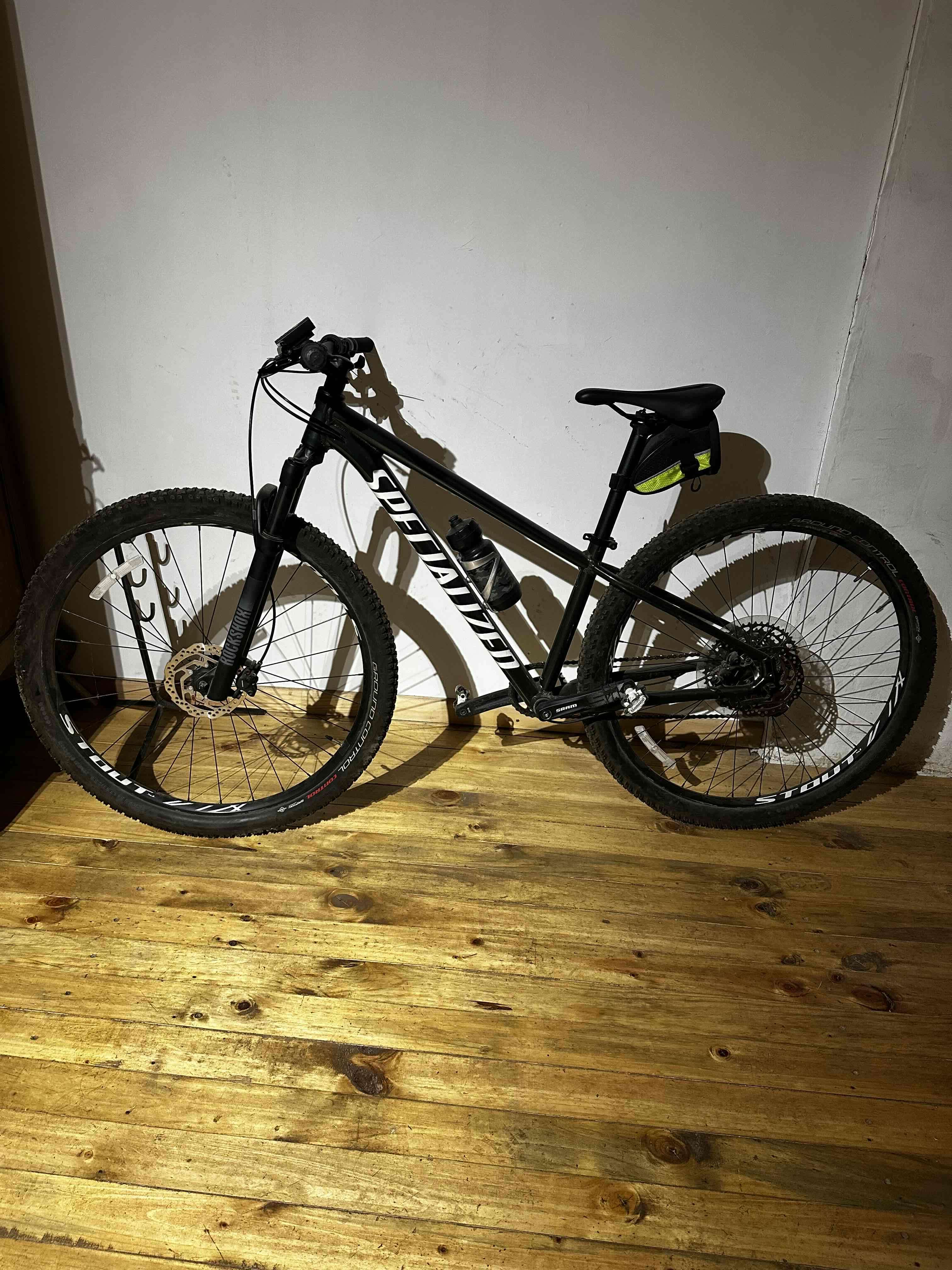 Bicicleta de montaña negra