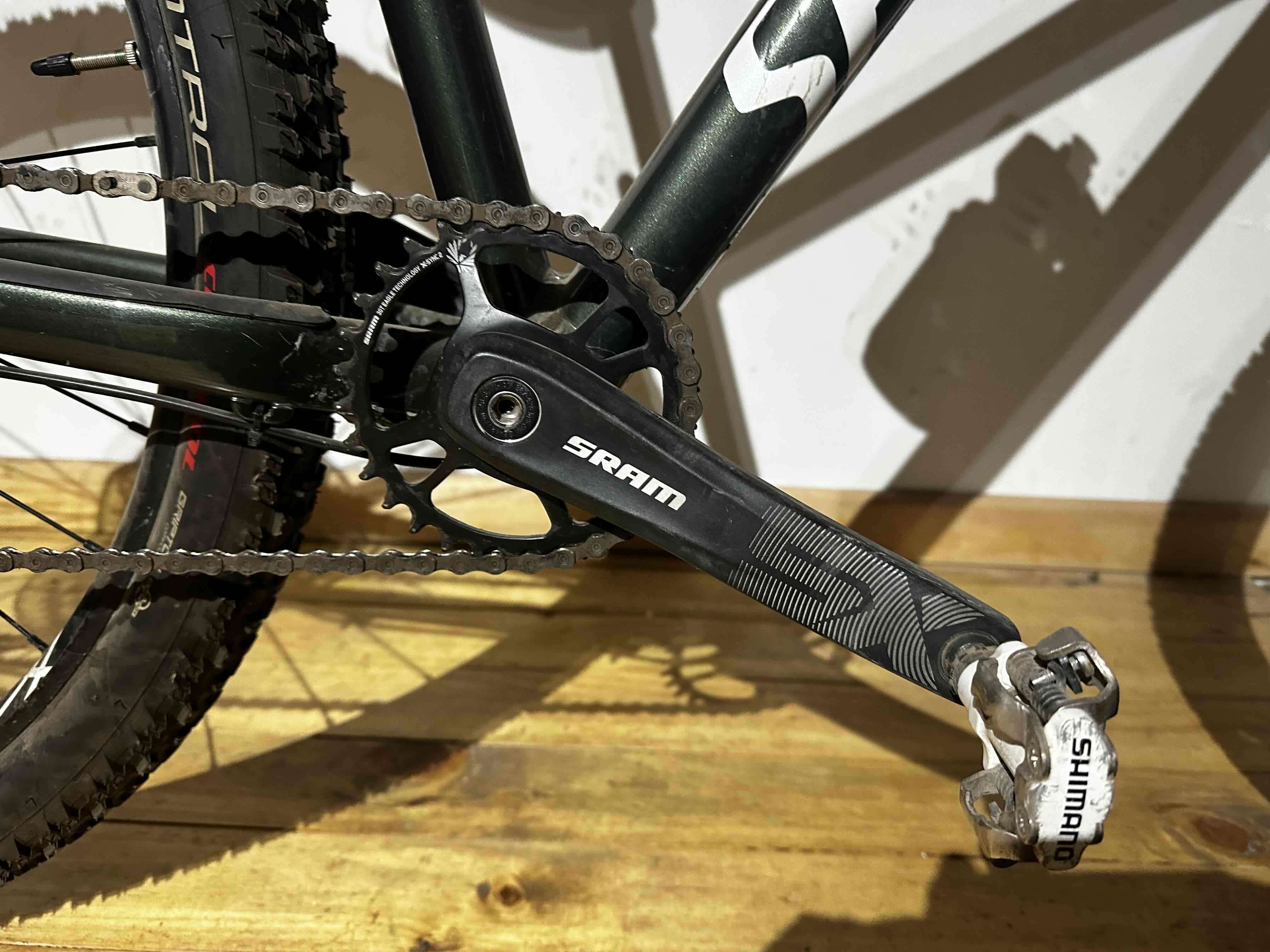 Bicicleta de montaña negra - 2