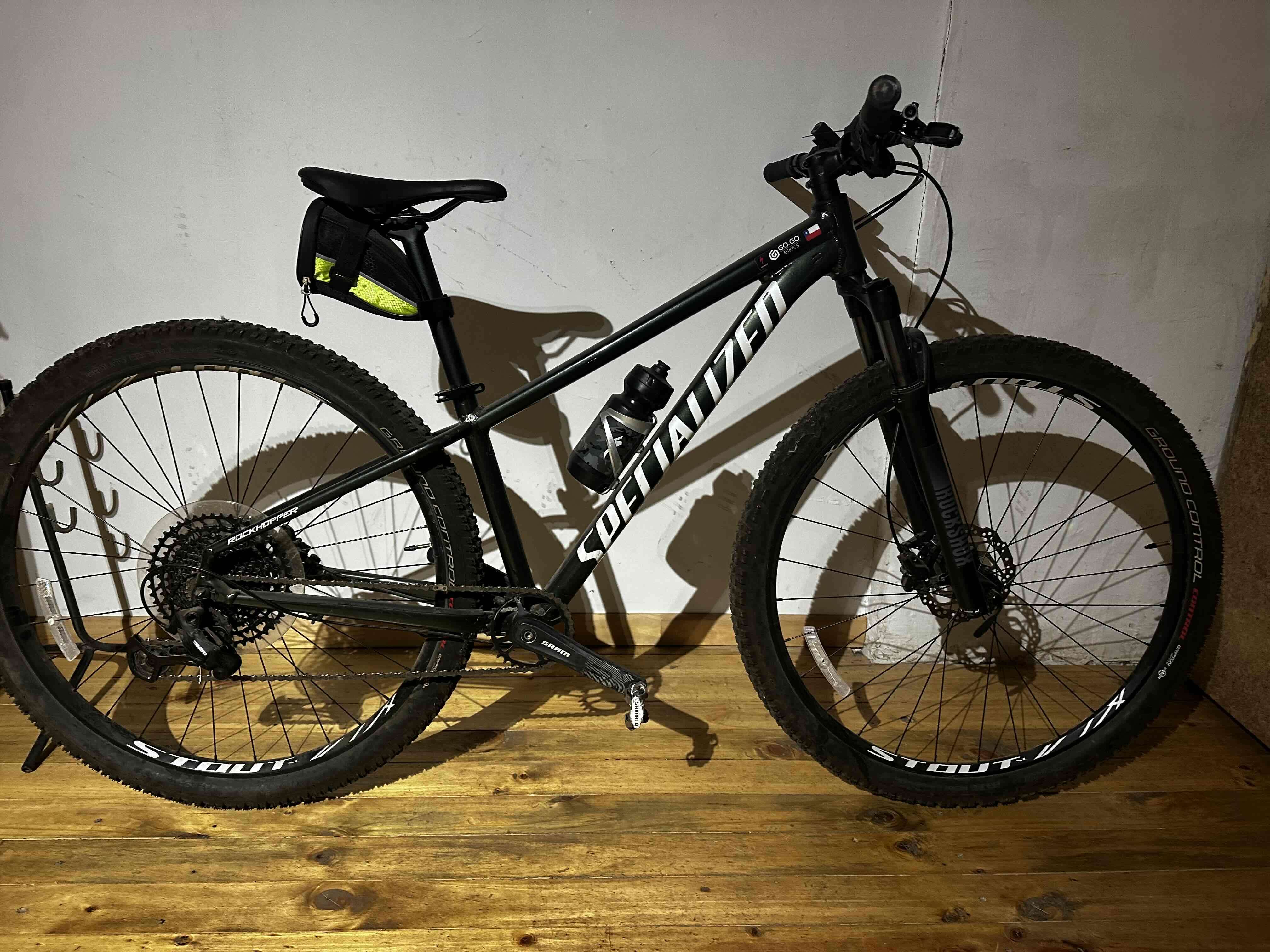 Bicicleta de montaña negra - 4