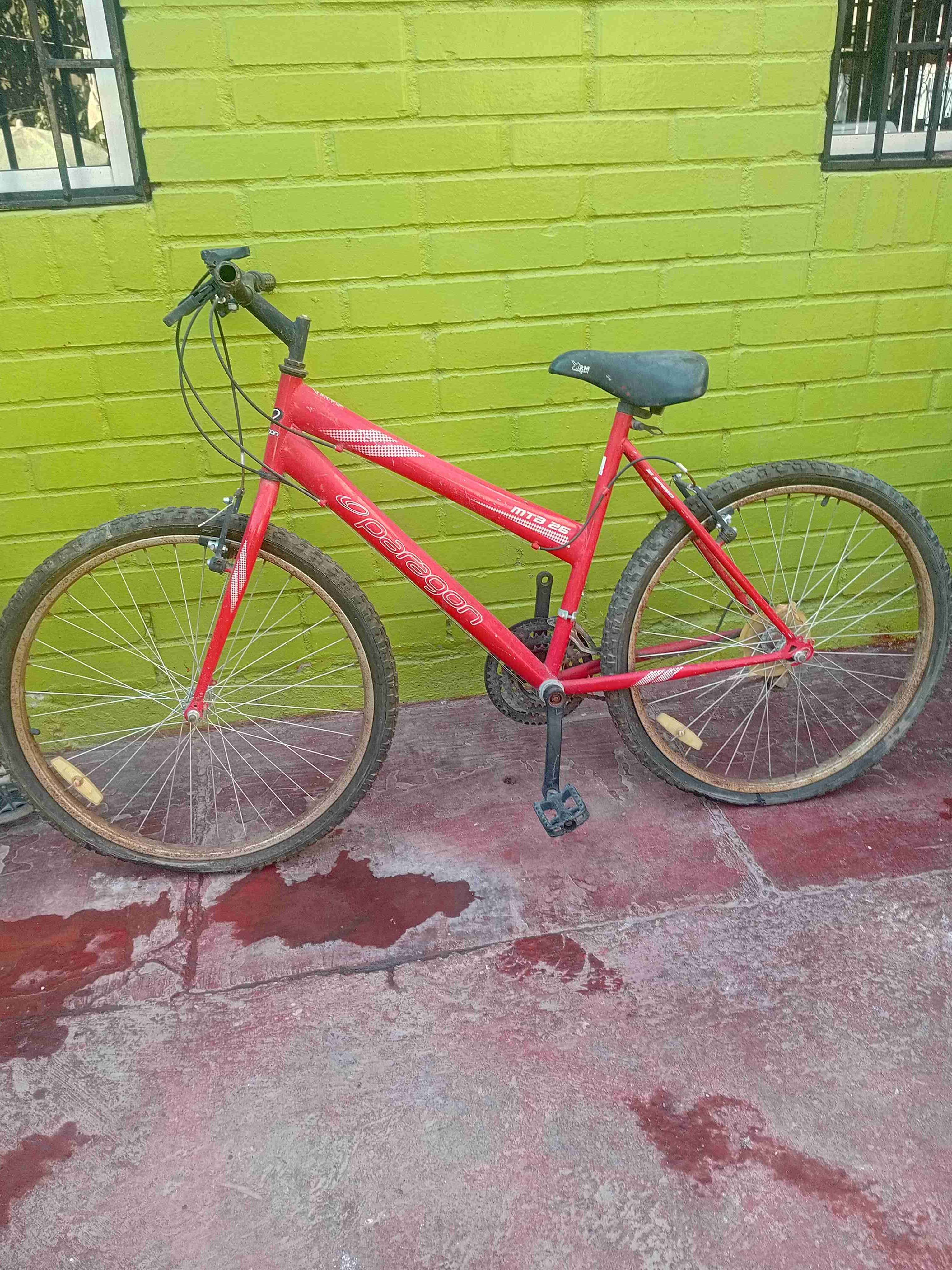Bicicleta roja todoterreno MTB