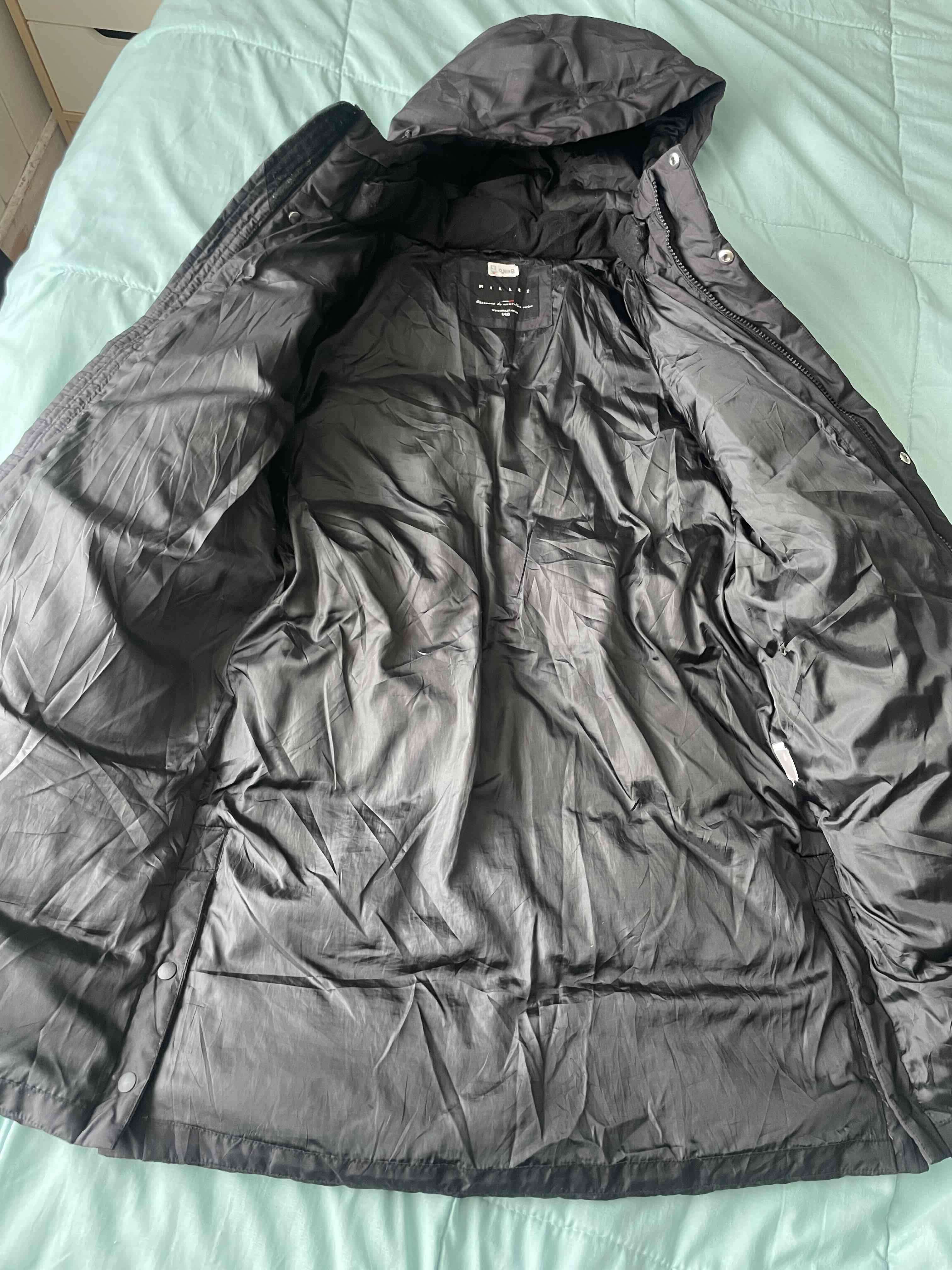 Abrigo largo negro con capucha como nuevo - miniatura 2