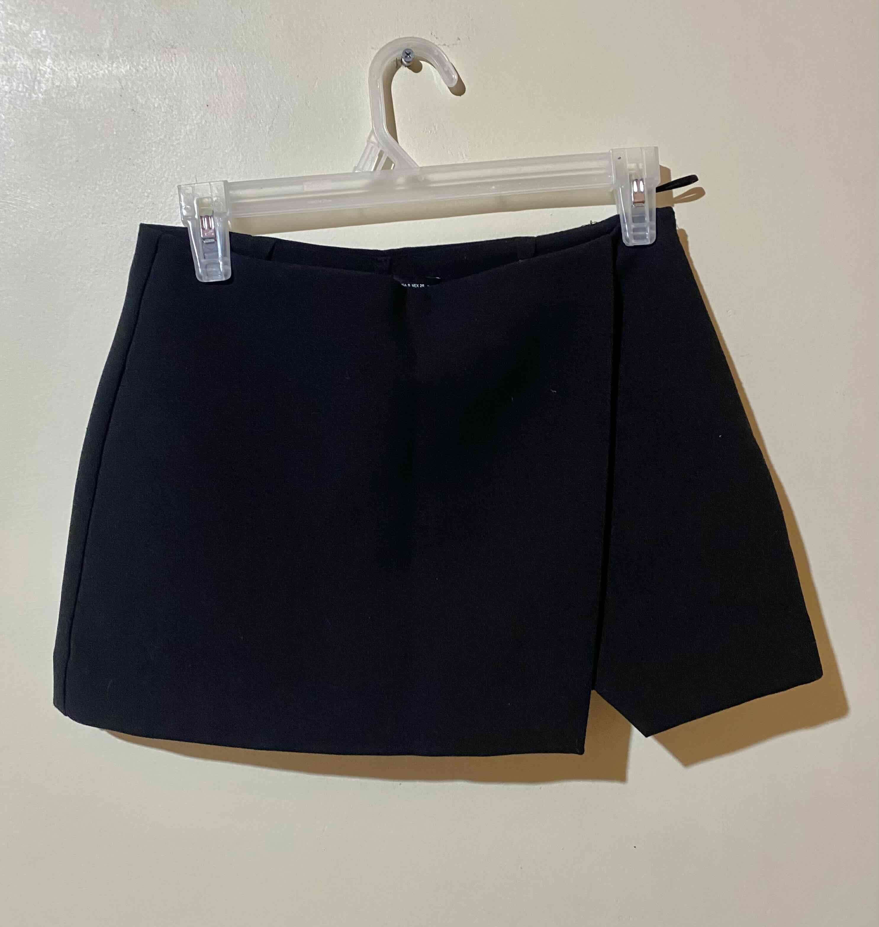 Falda corta negra Zara S