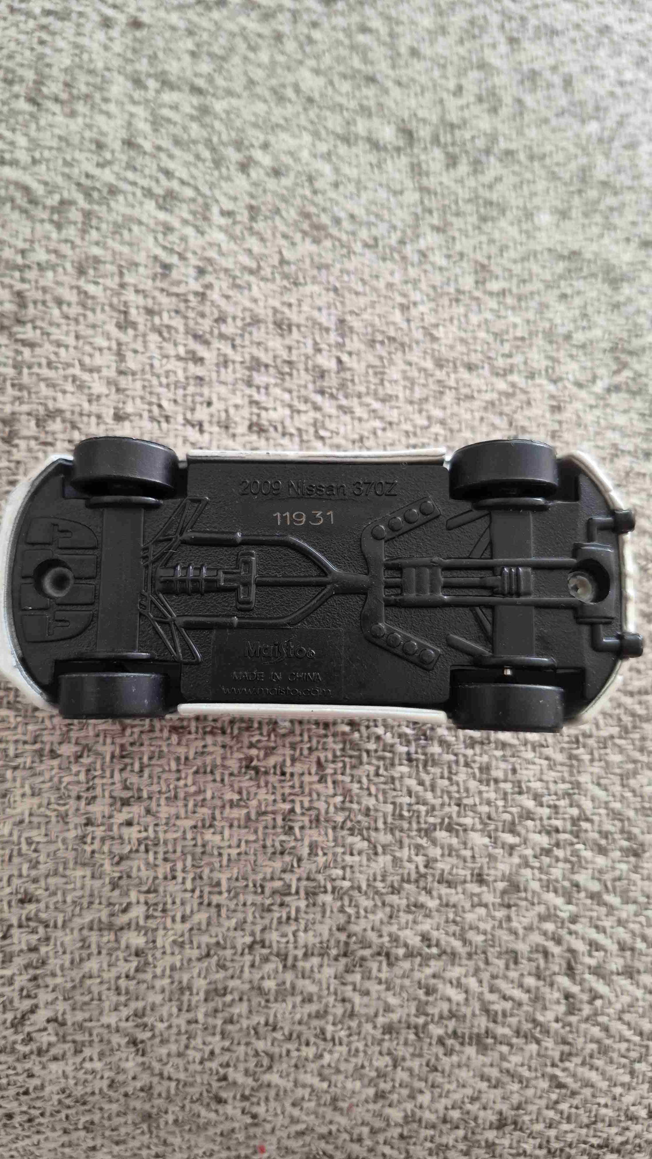 Auto de juguete metálico blanco - miniatura 2