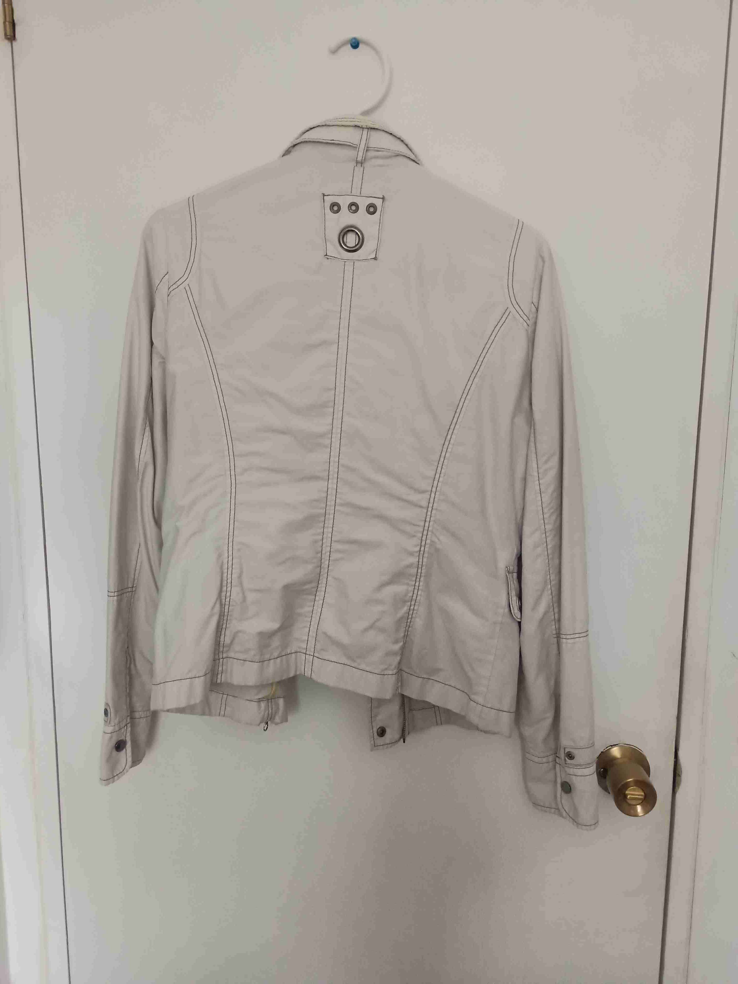 Chaqueta beige estilo casual - miniatura 3