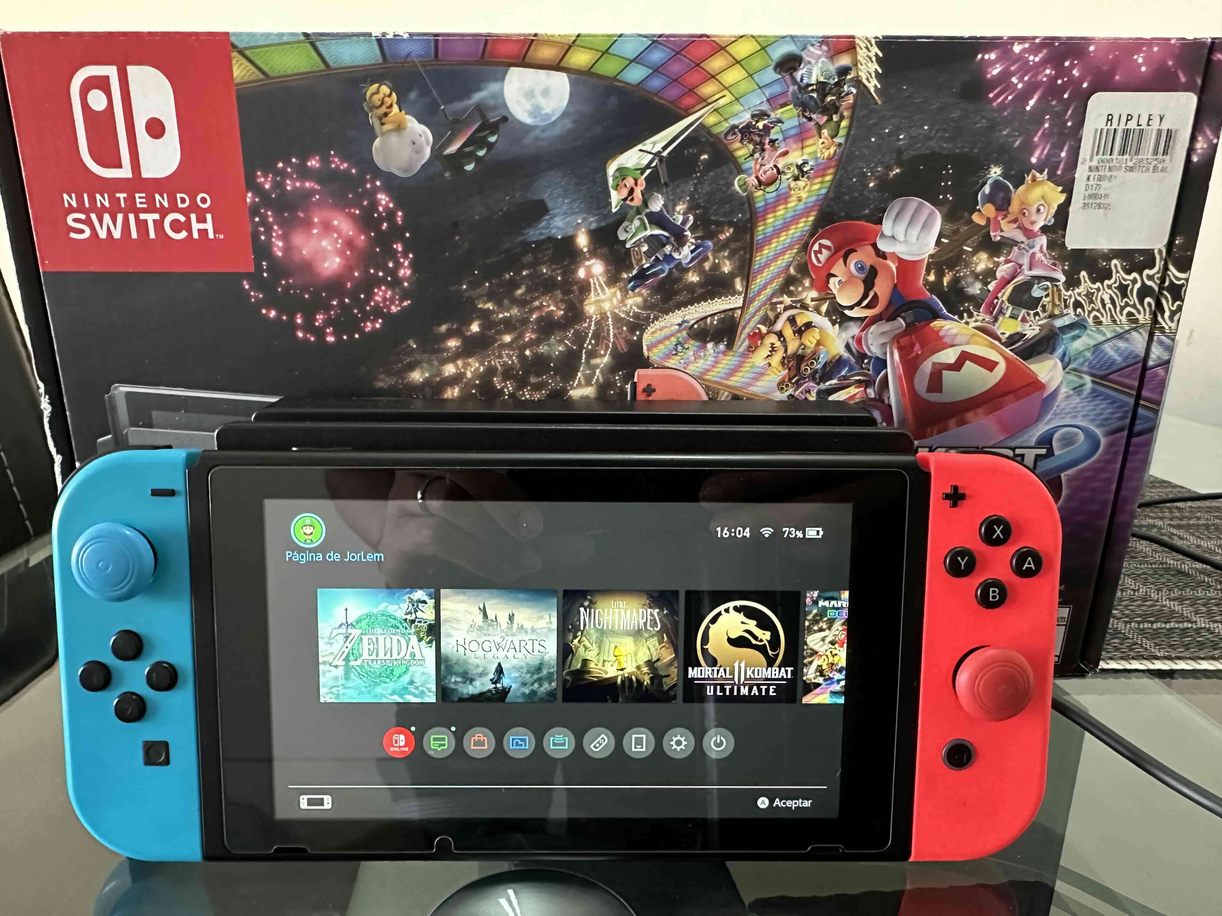 Nintendo Switch con Joy-Con rojo y azul