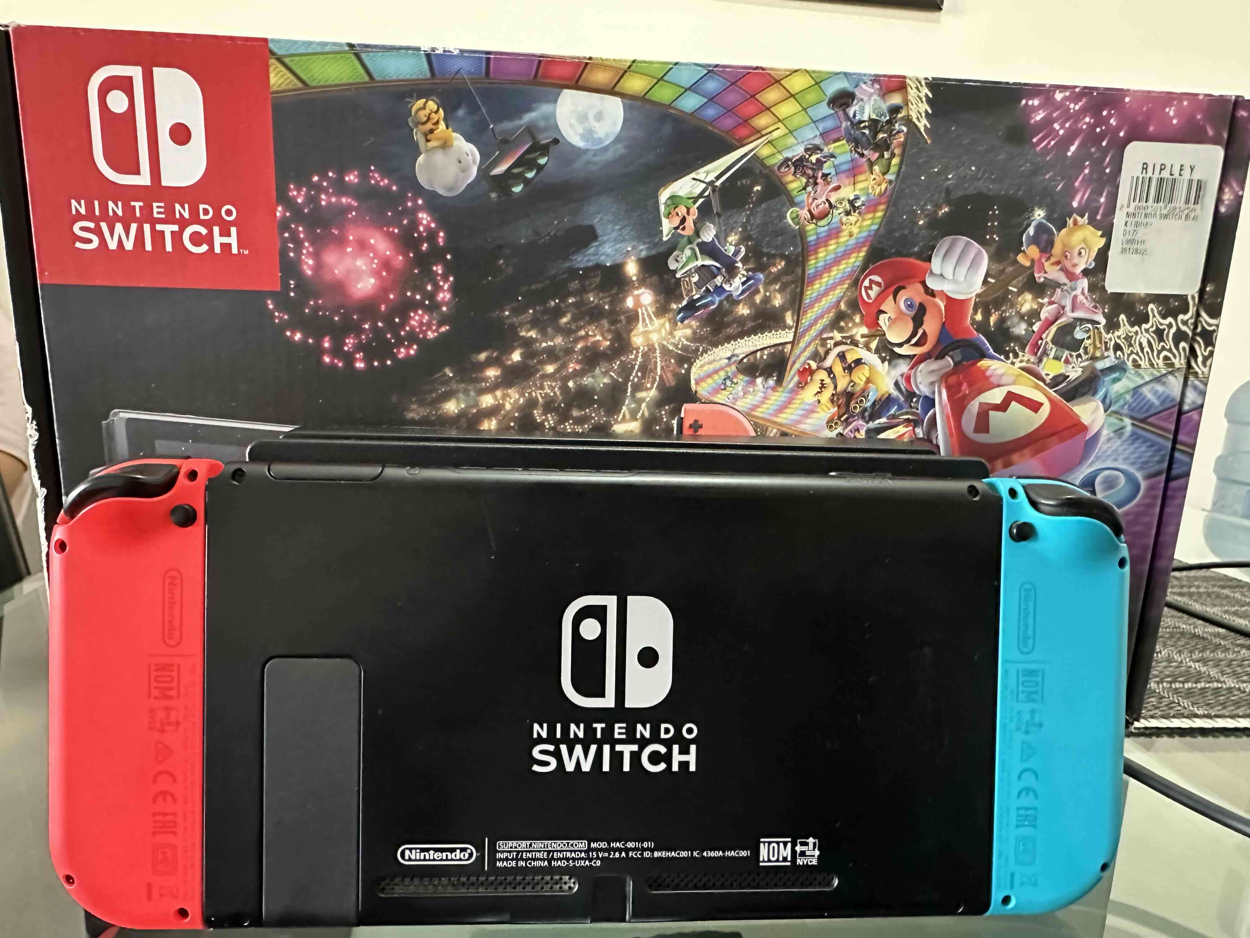 Nintendo Switch con Joy-Con rojo y azul - miniatura 2