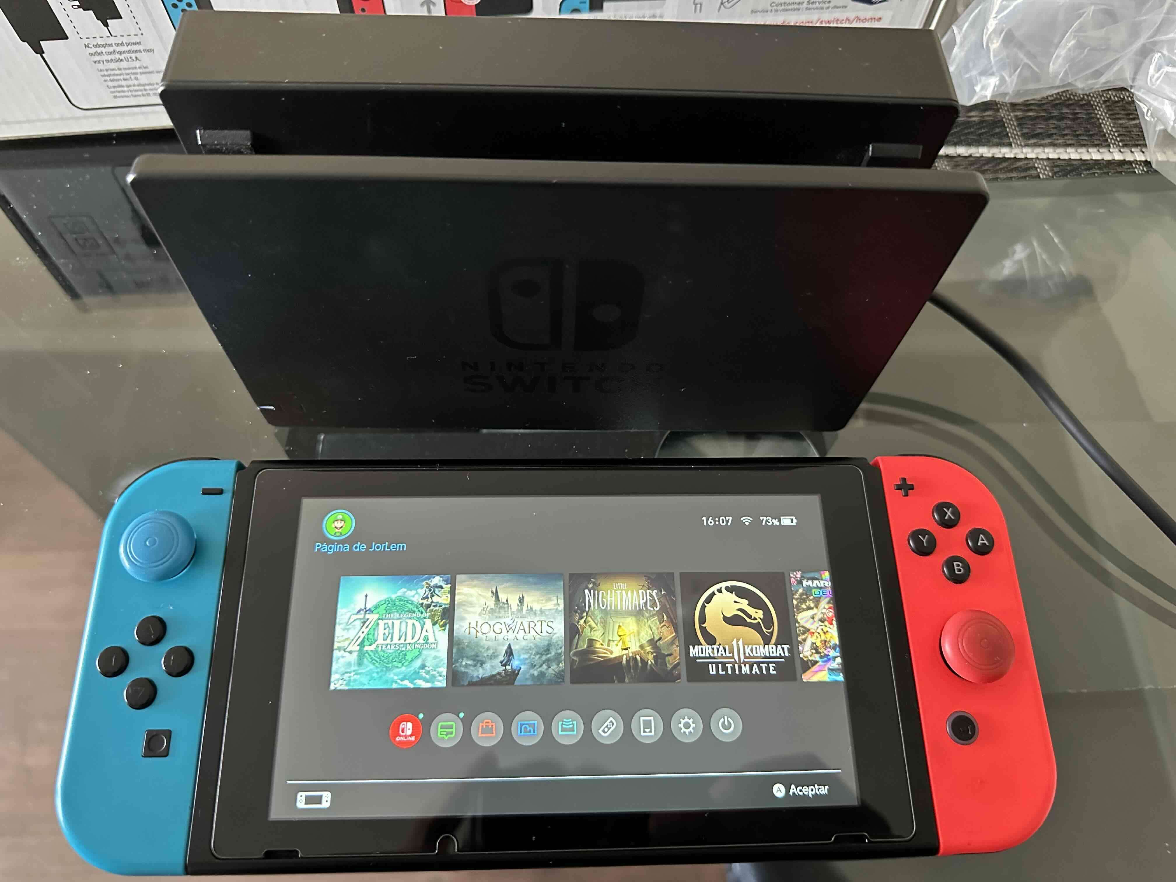 Nintendo Switch con Joy-Con rojo y azul - miniatura 3