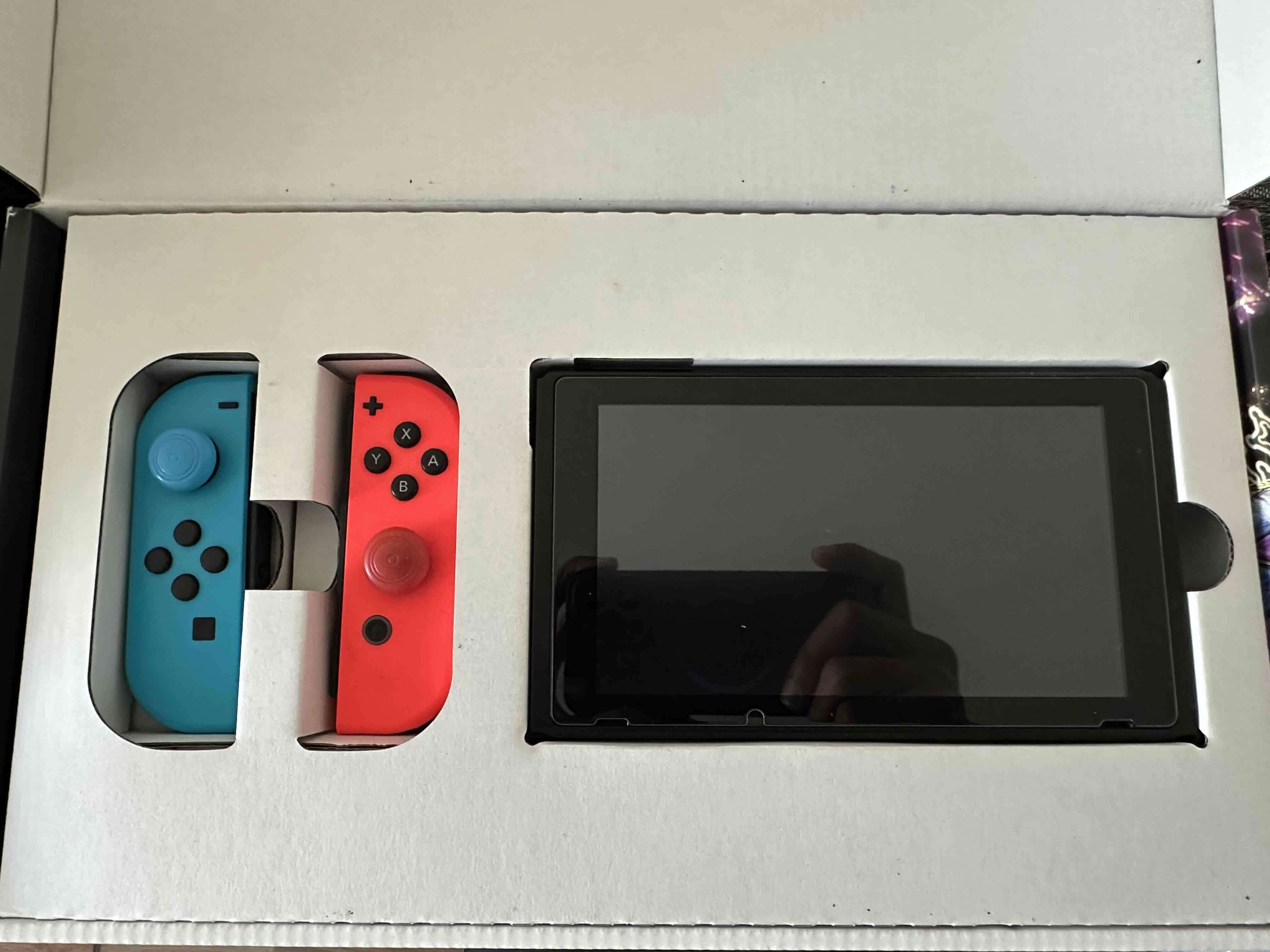 Nintendo Switch con Joy-Con rojo y azul - miniatura 4