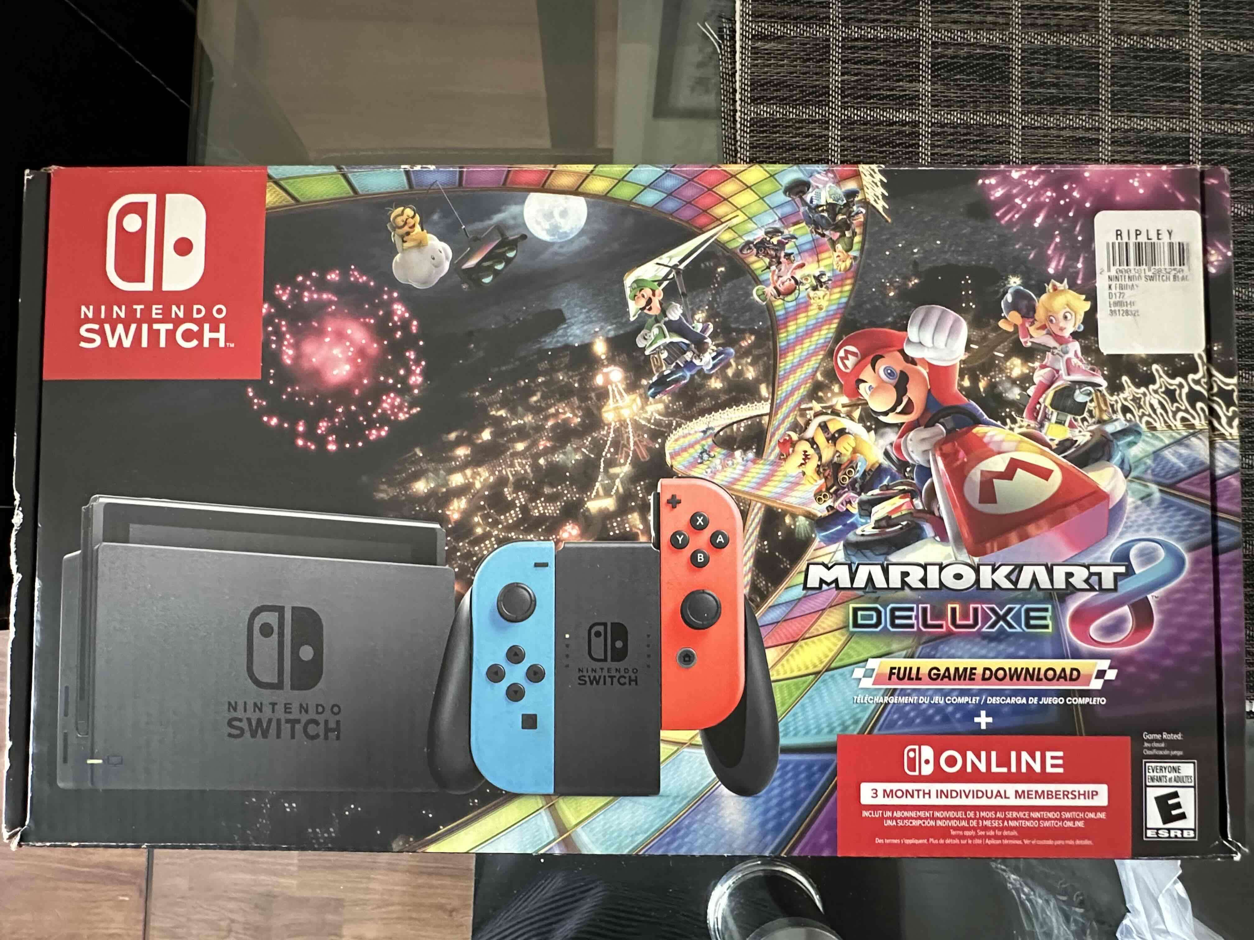Nintendo Switch con Joy-Con rojo y azul - miniatura 5