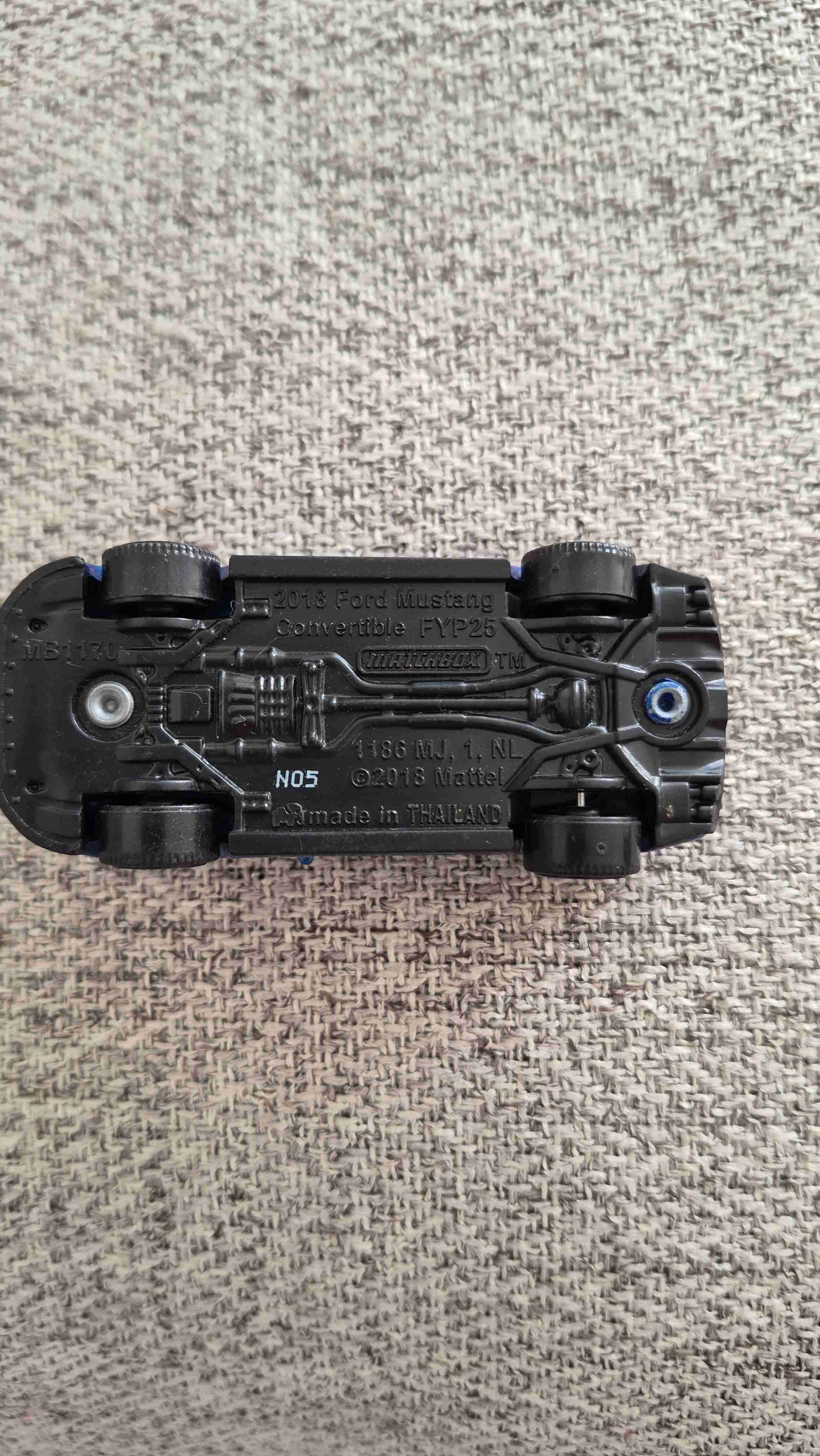 Auto de juguete azul deportivo - miniatura 2