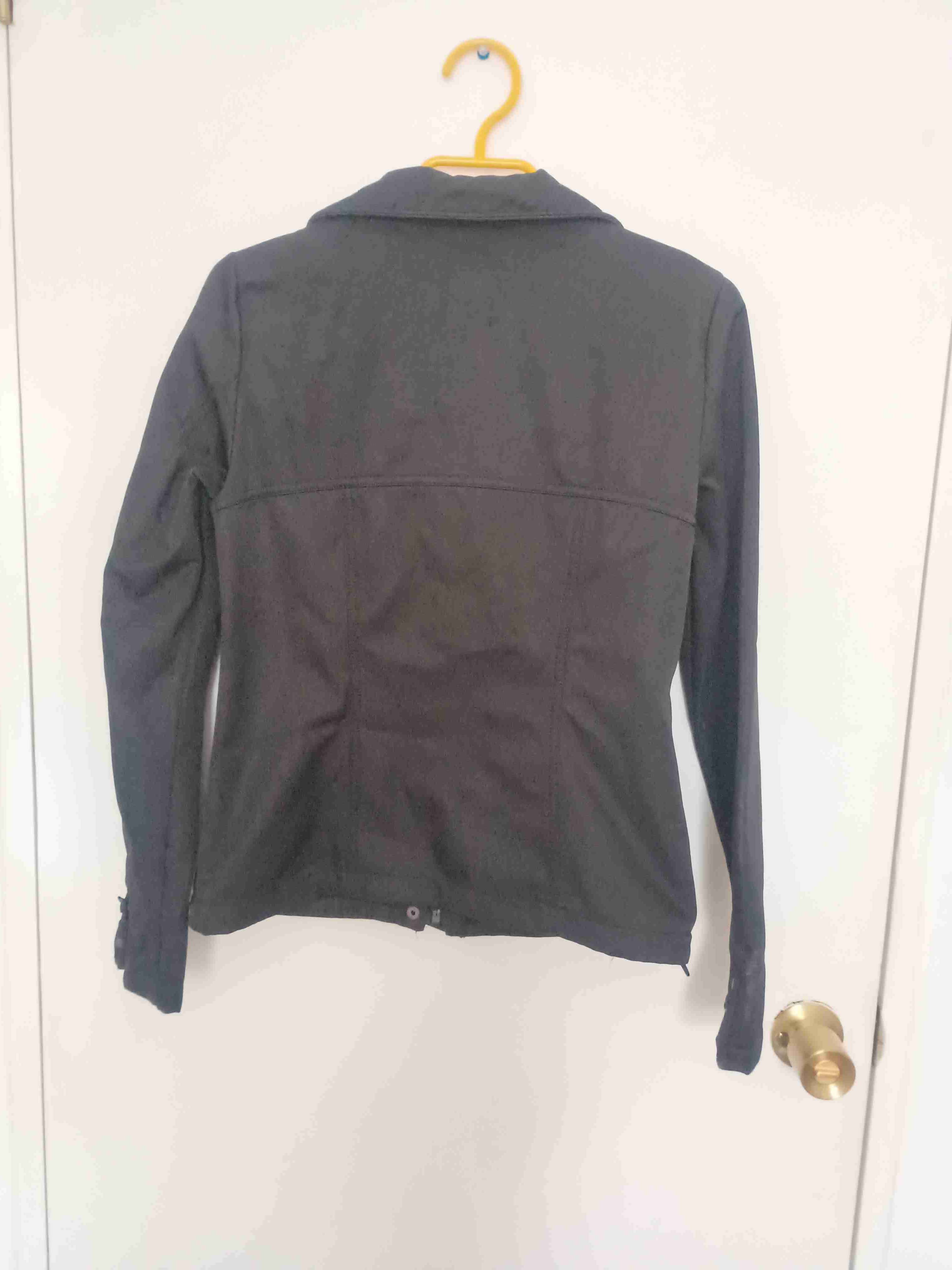 Chaqueta negra con capucha - miniatura 2