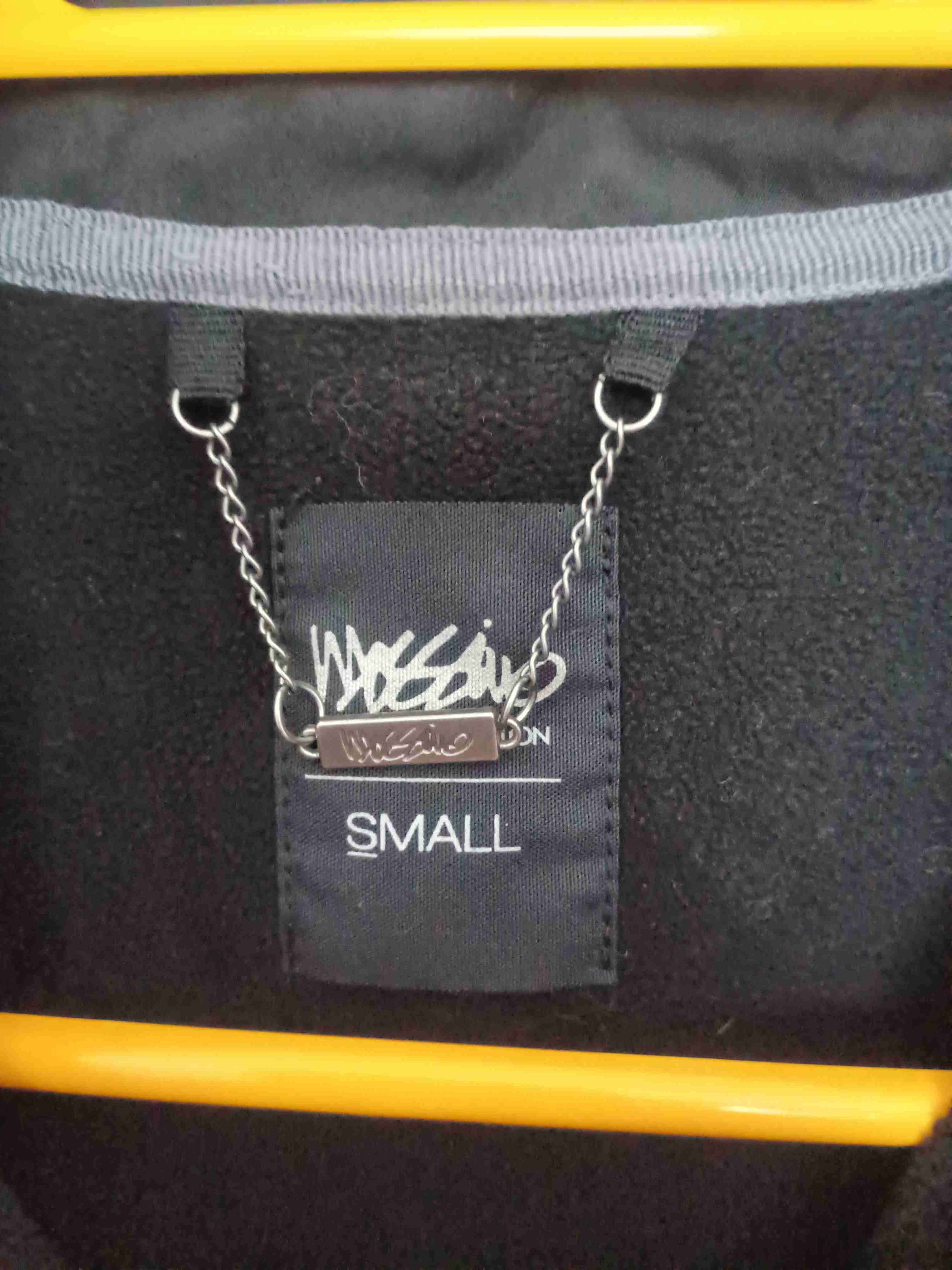 Chaqueta negra con capucha - miniatura 4