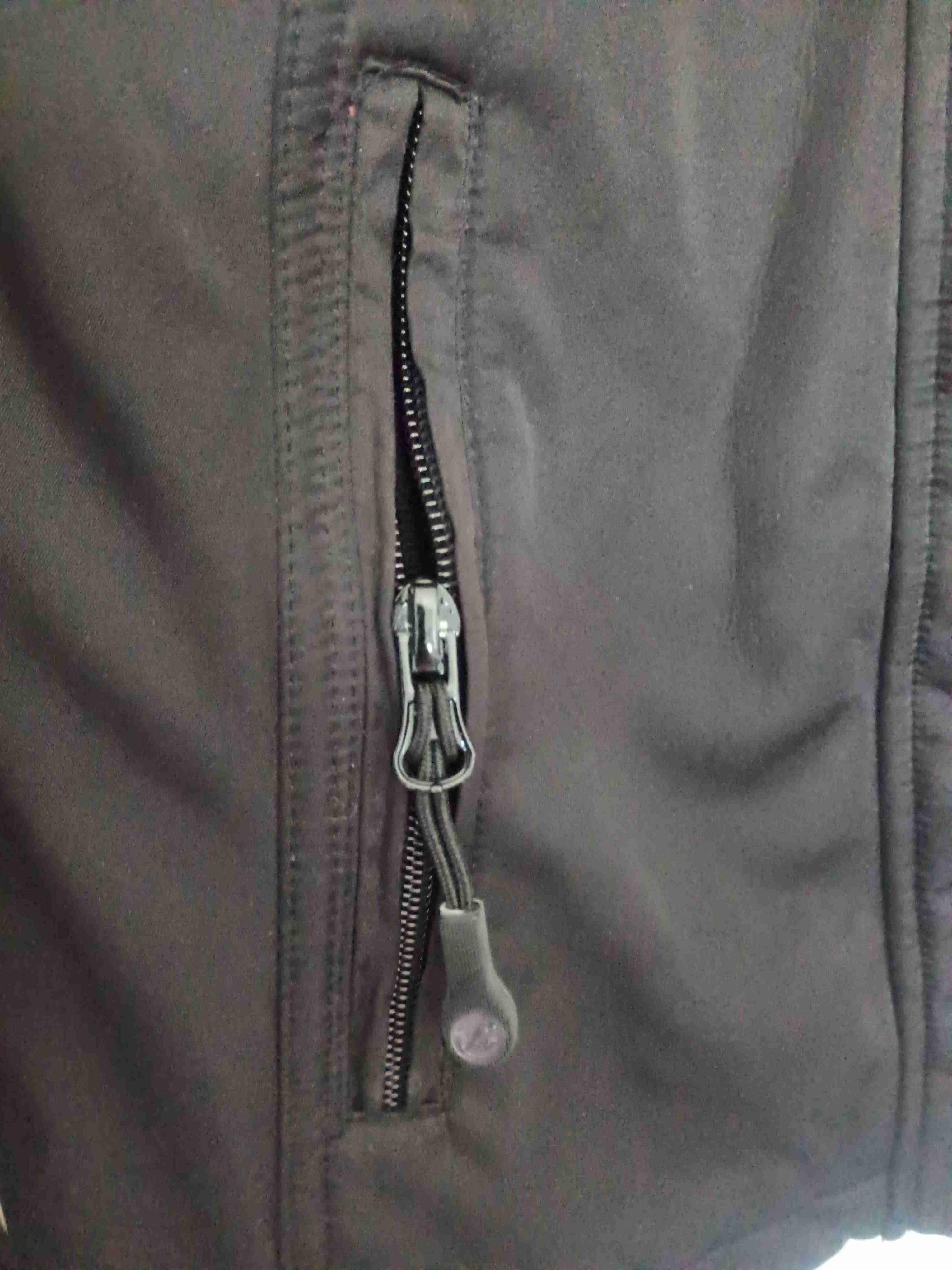 Chaqueta negra con capucha - miniatura 5