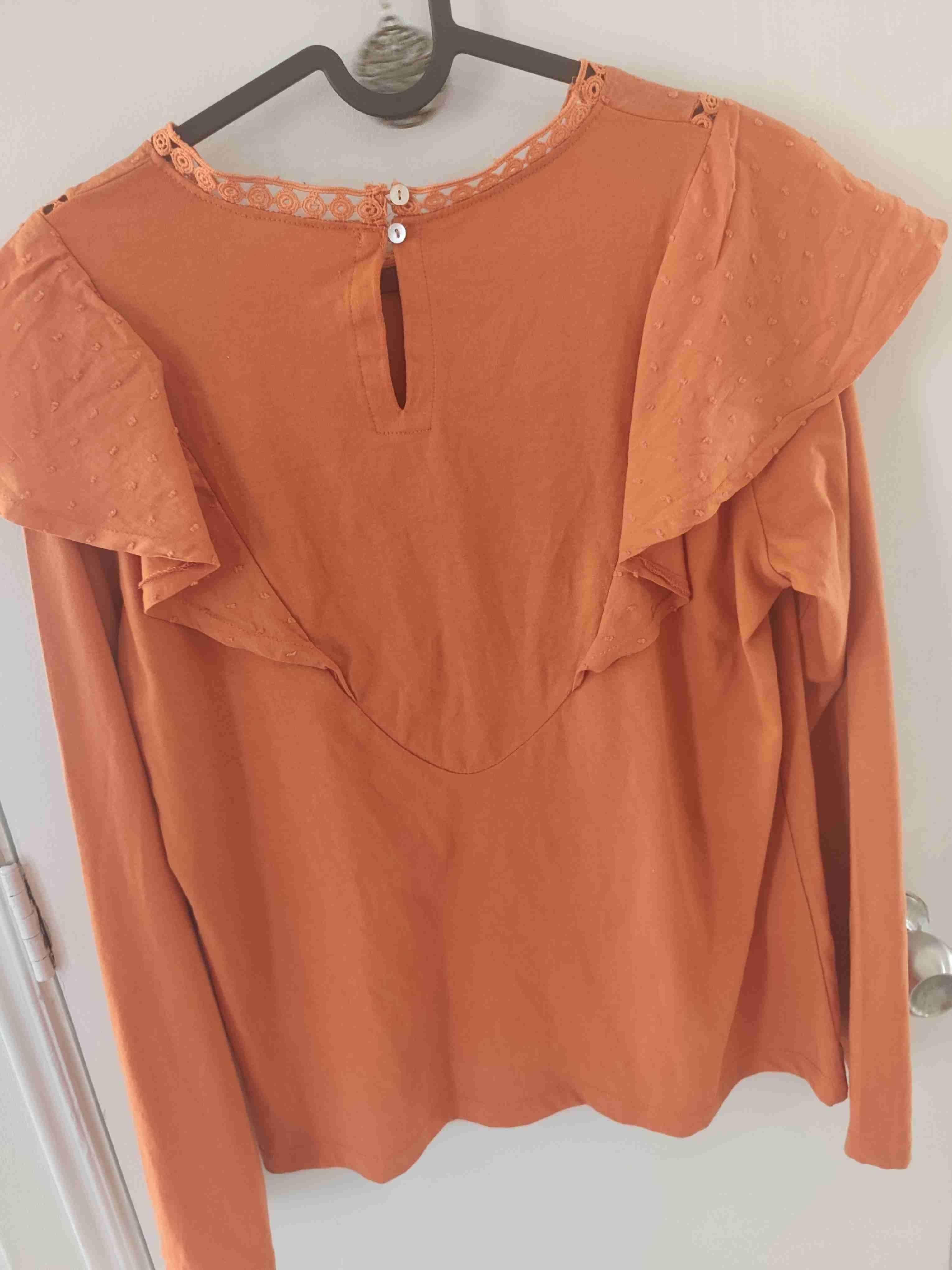 Blusa naranja con encajes - miniatura 2