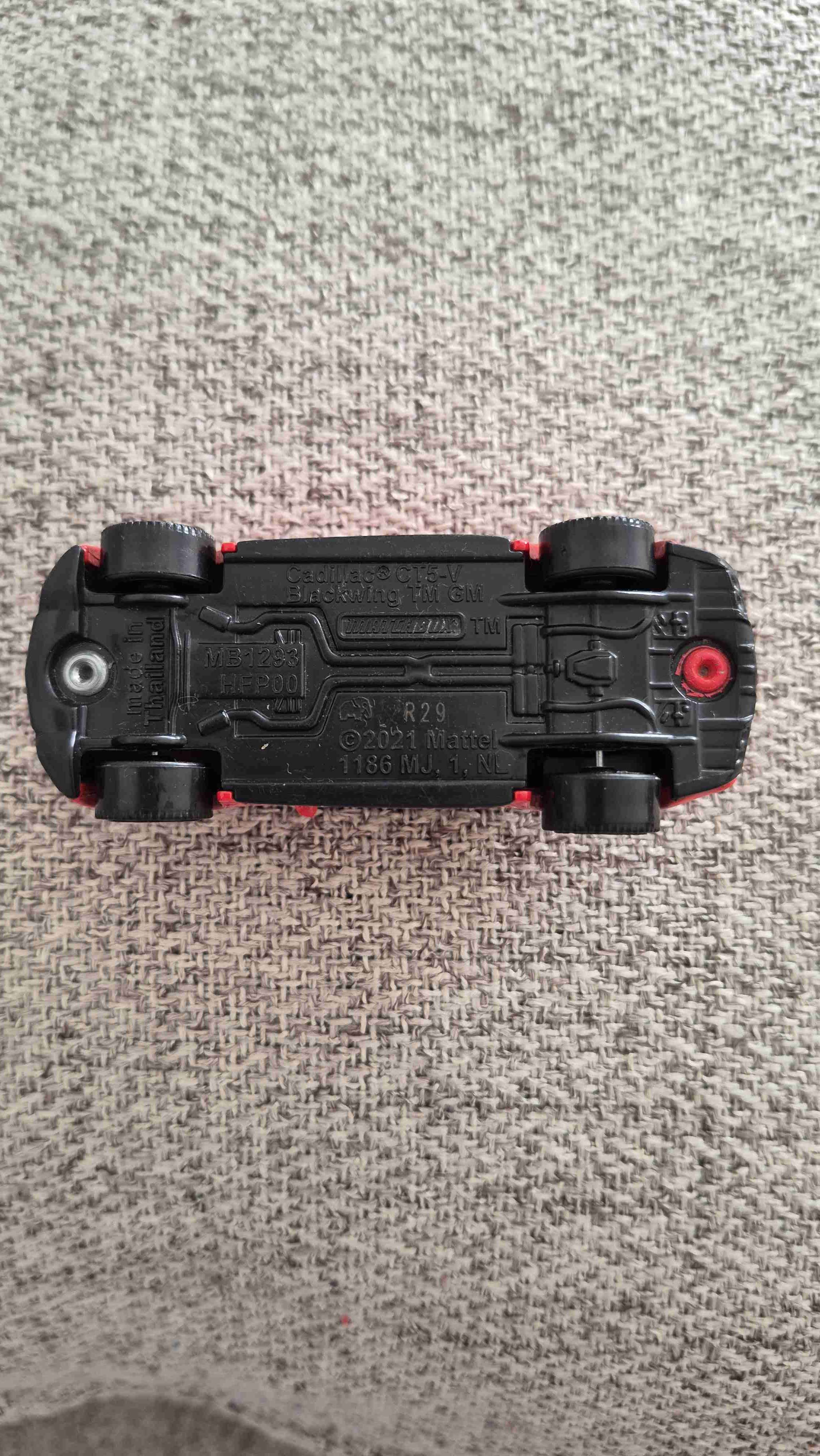 Auto de juguete rojo - miniatura 2