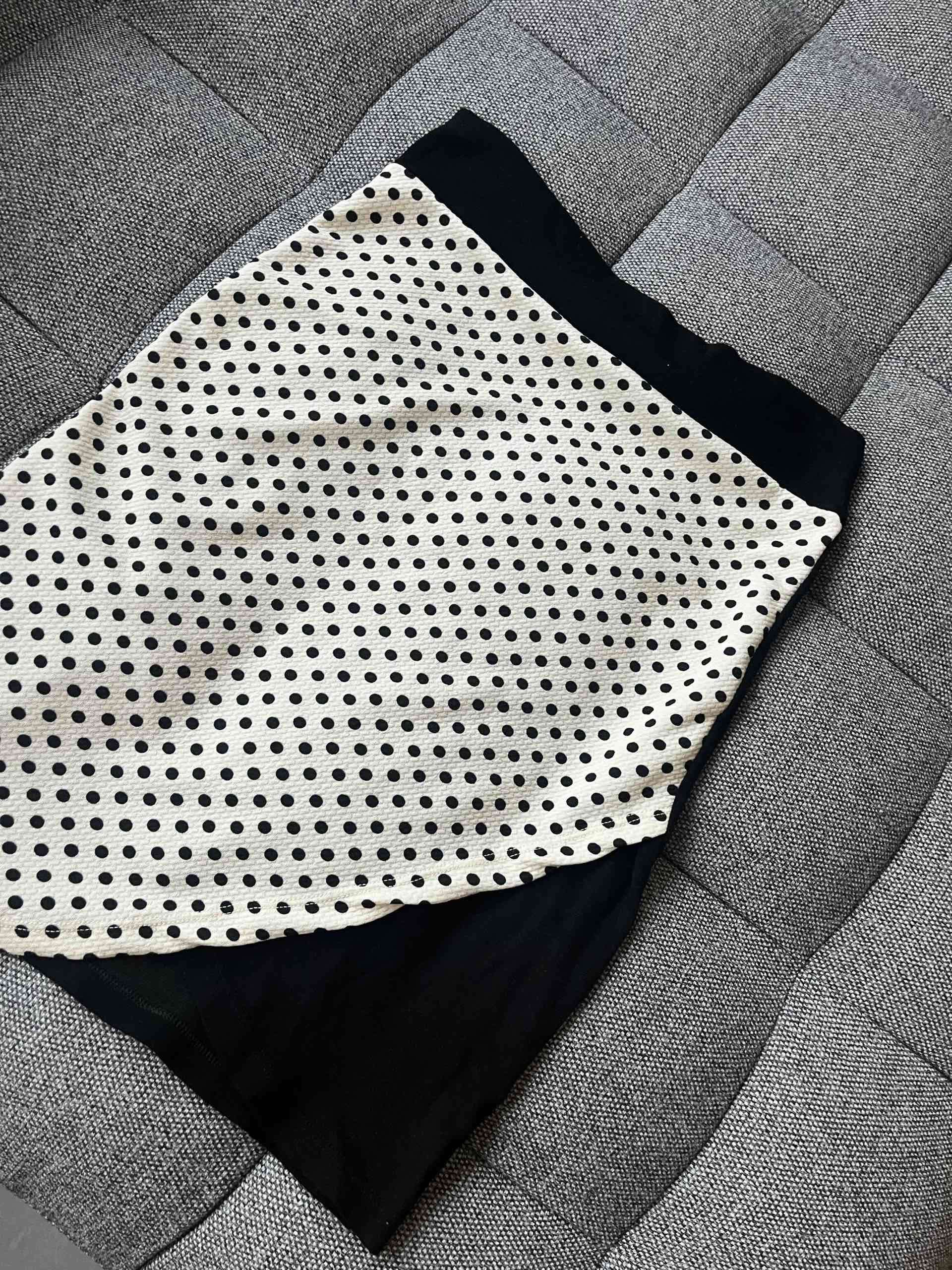 Falda de lunares blanco y negro - miniatura 2