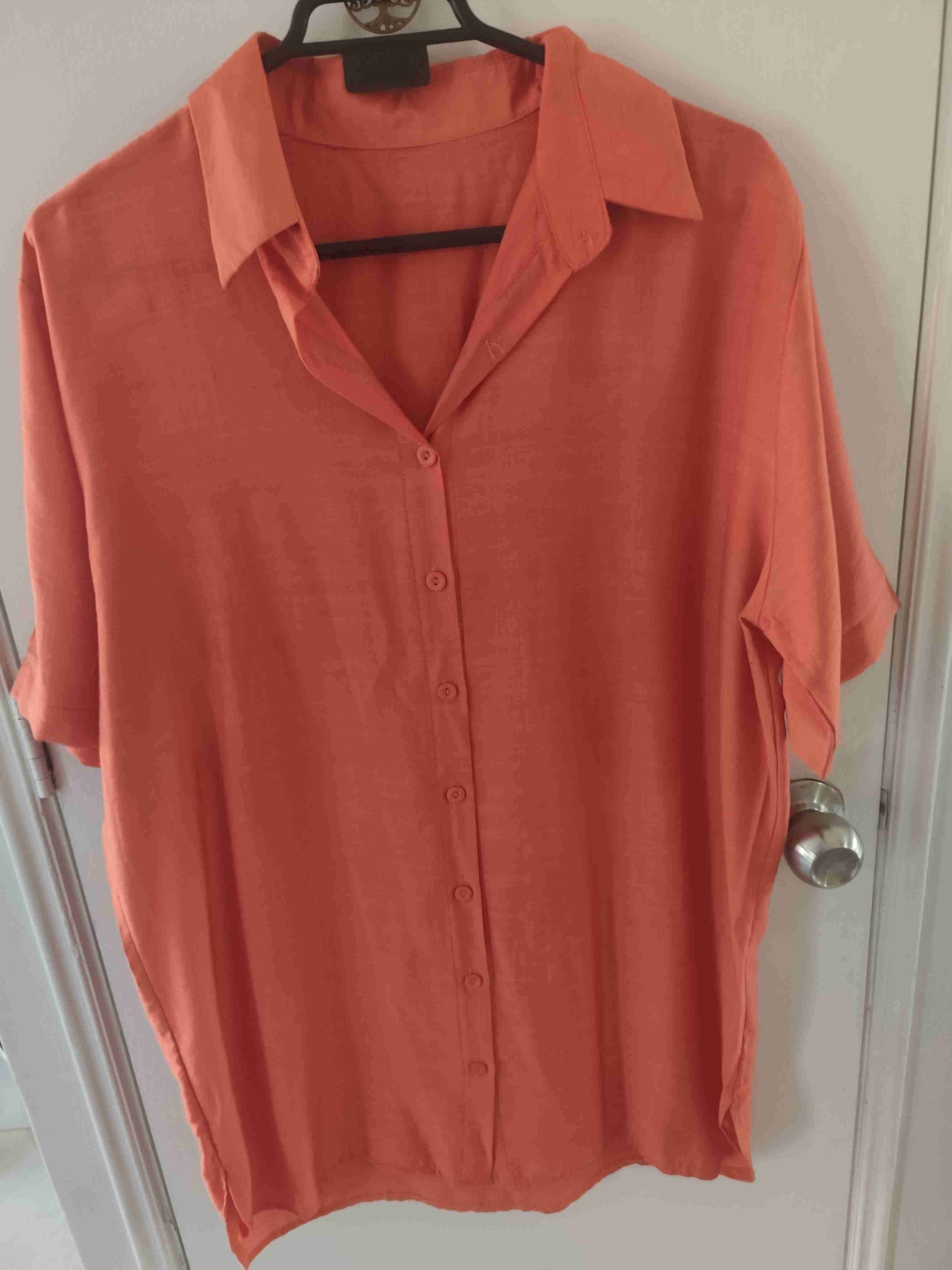 Camisa naranja suelta