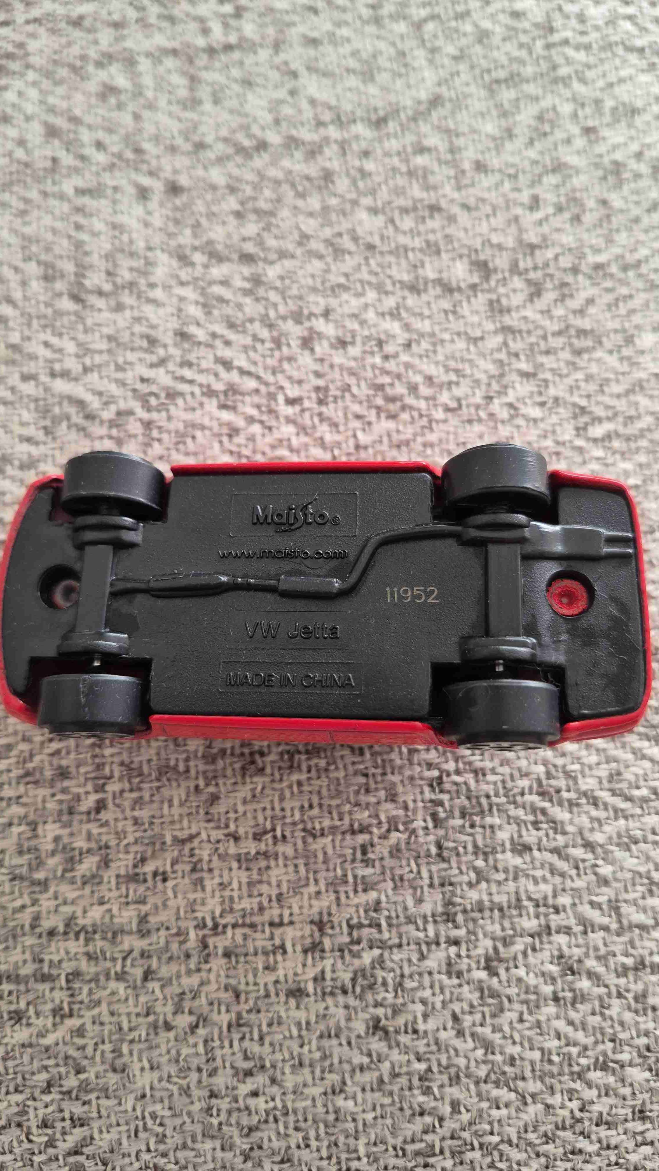 Auto de juguete rojo - miniatura 2