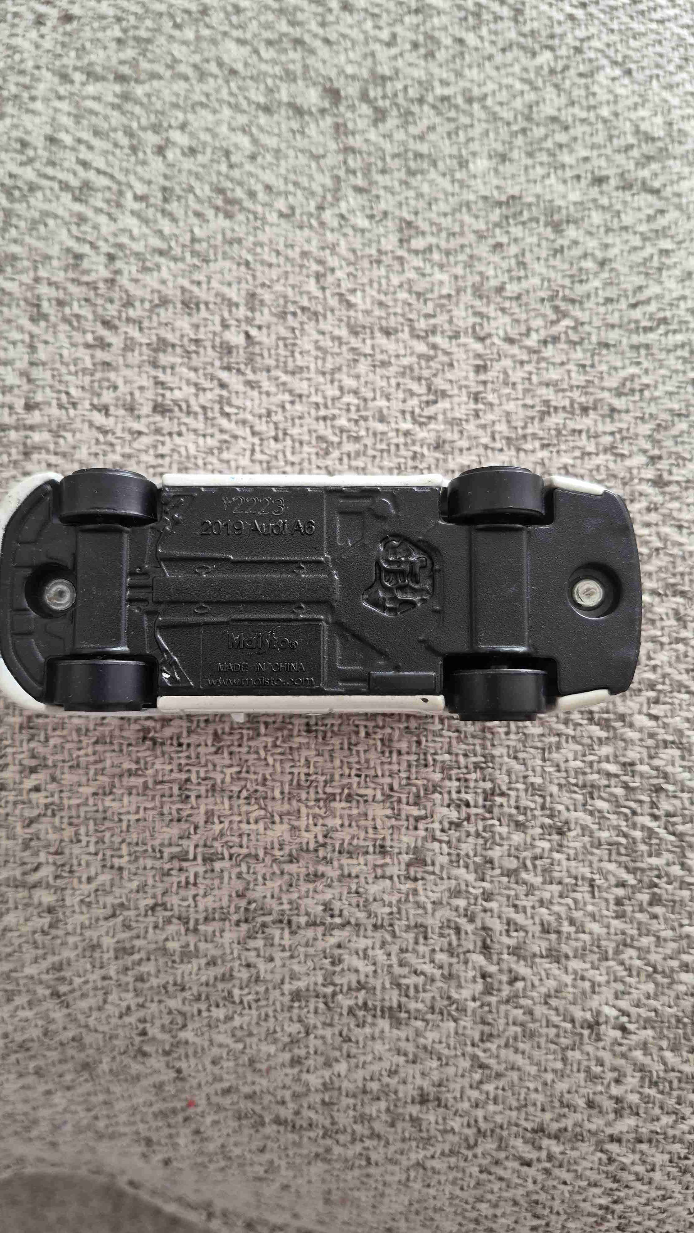 Auto de juguete blanco - miniatura 2