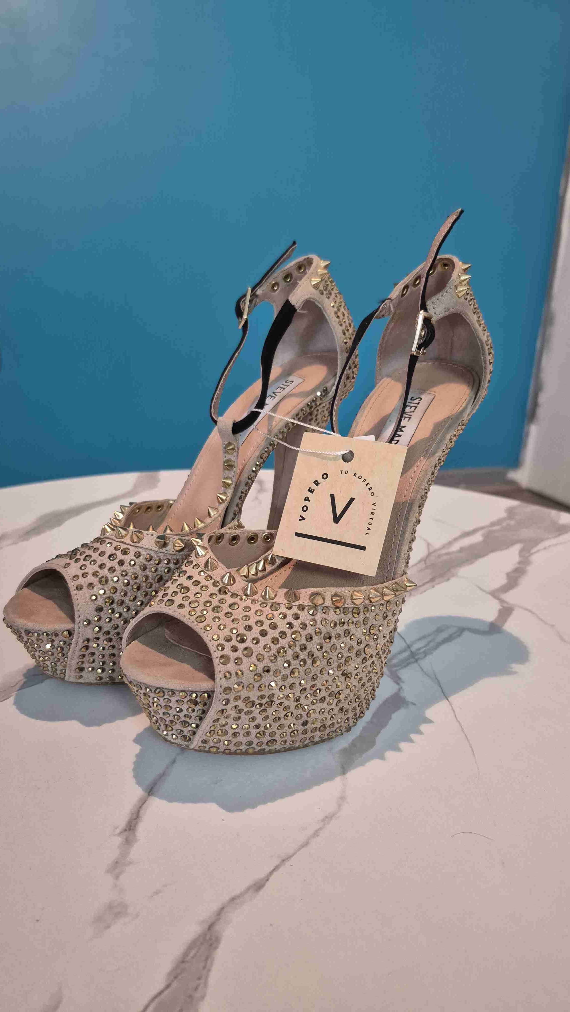 Tacones altos con tachas doradas - miniatura 2