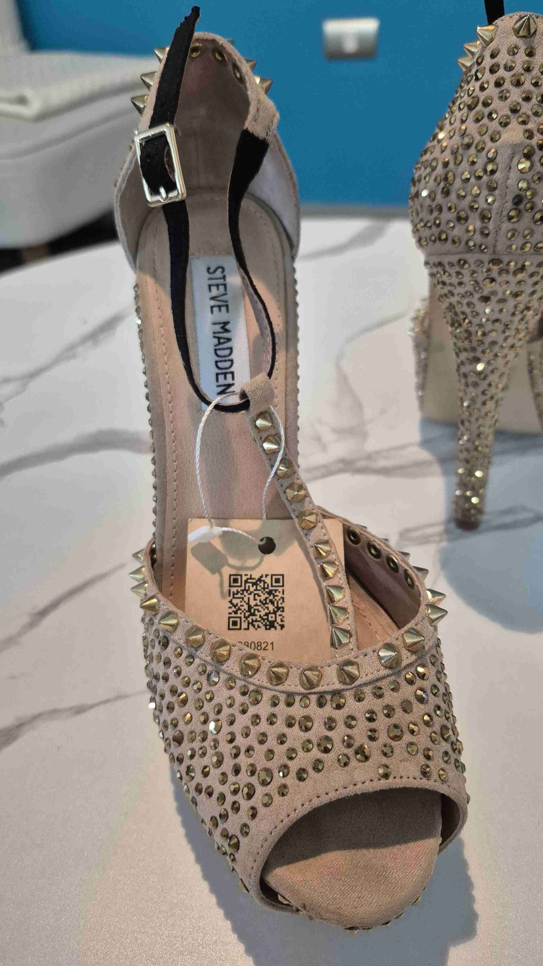 Tacones altos con tachas doradas - miniatura 3