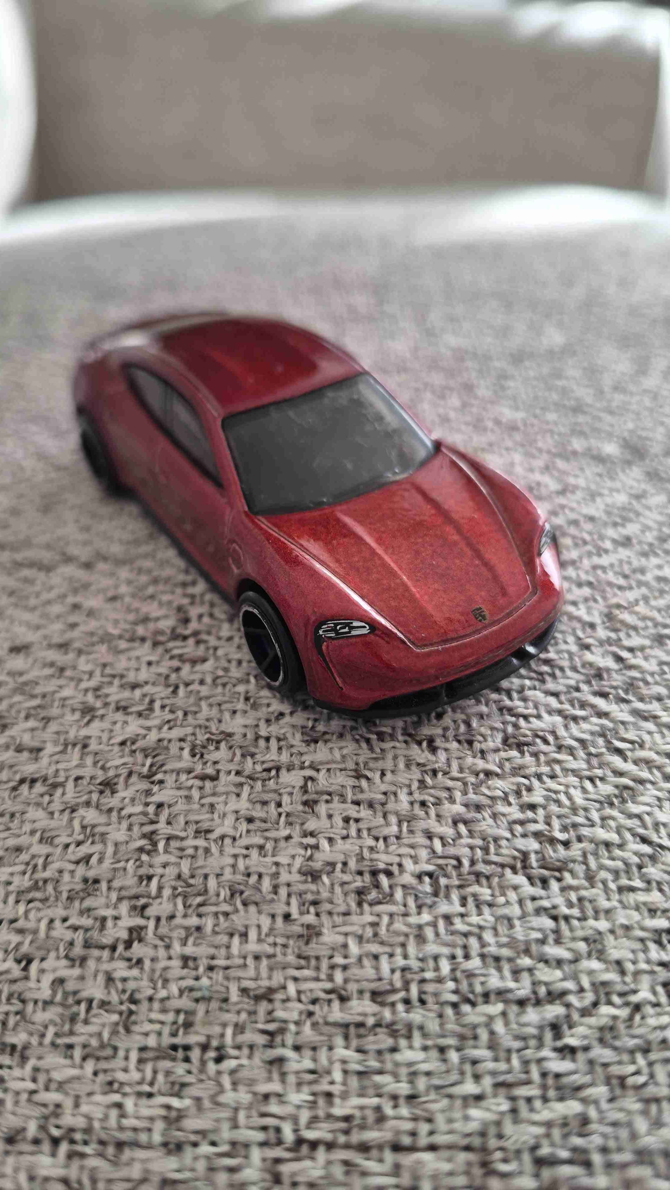 Auto de juguete deportivo rojo - 1