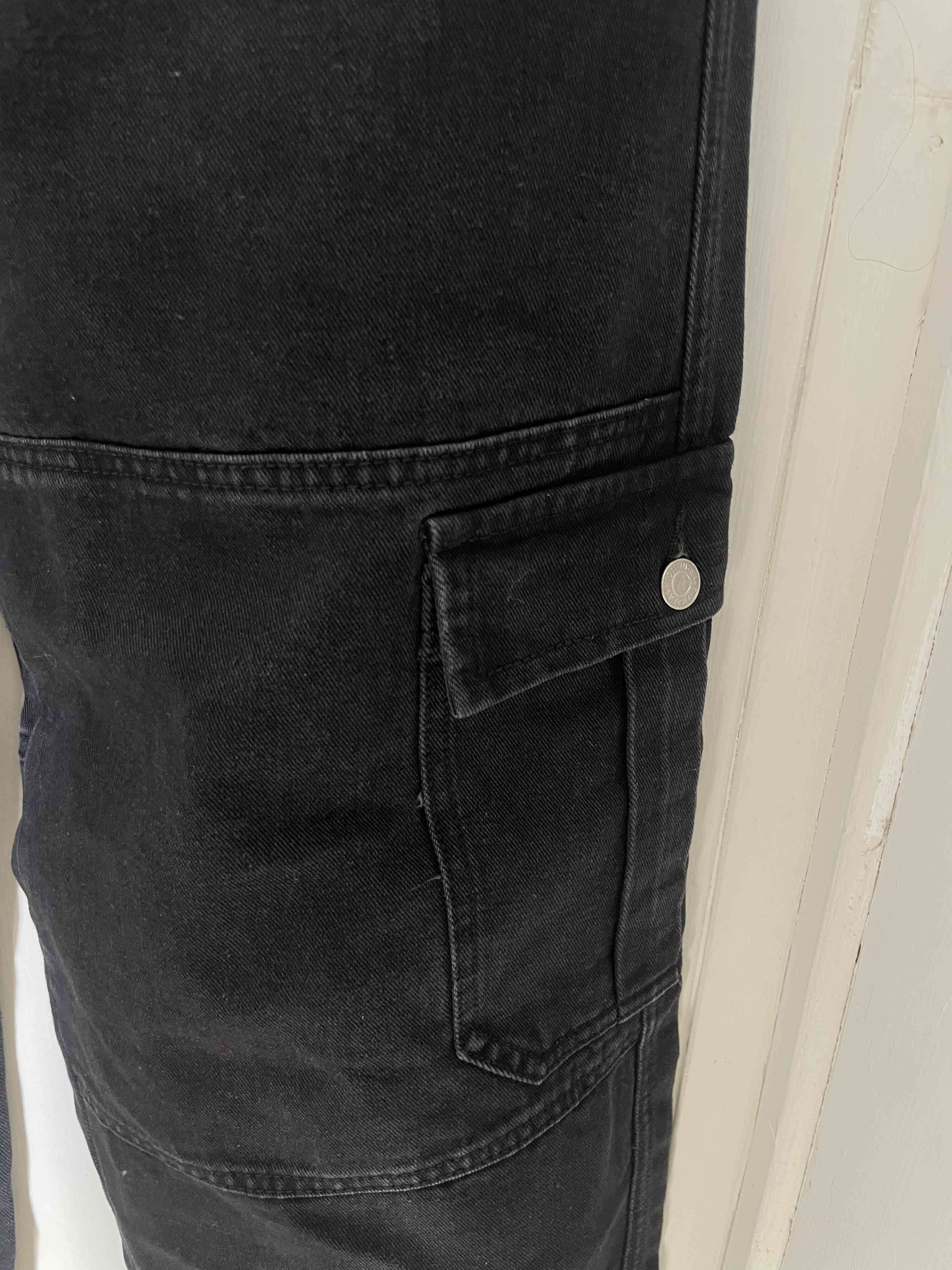 Pantalones cargo negros mujer - miniatura 3