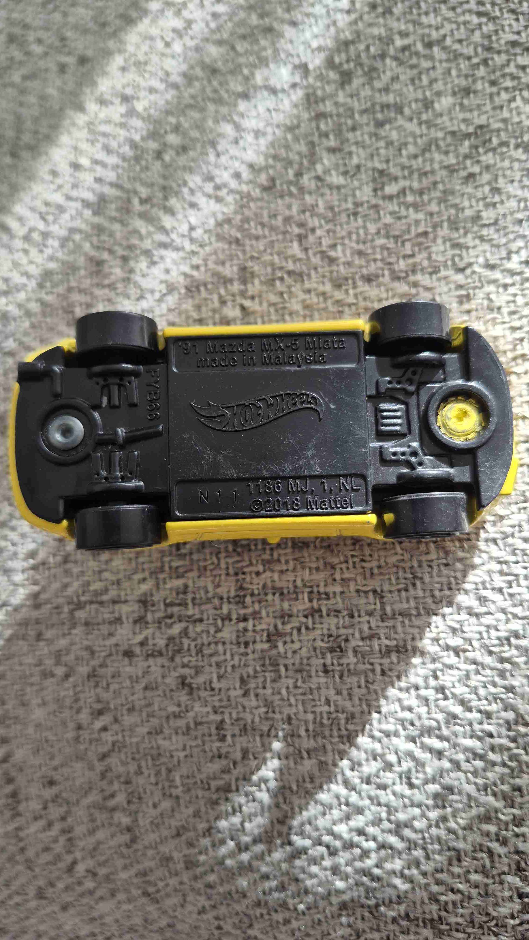 Auto de juguete amarillo - 2