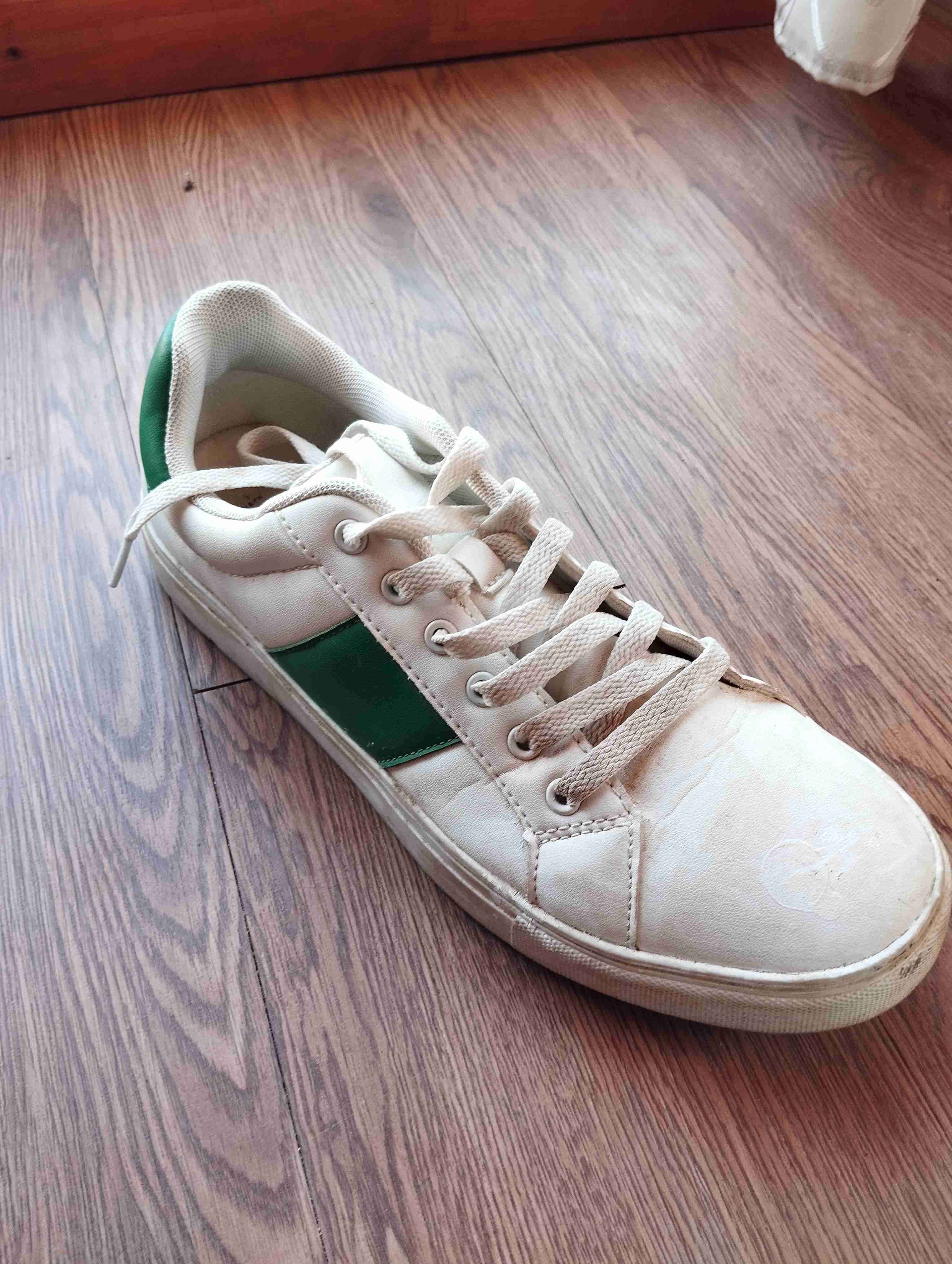 Zapatillas blancas con detalles verdes - miniatura 3
